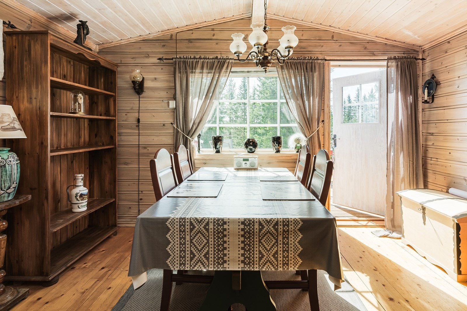 Ved den store vindusflaten er det naturlig plass til et stort spisebord. Galleribilde