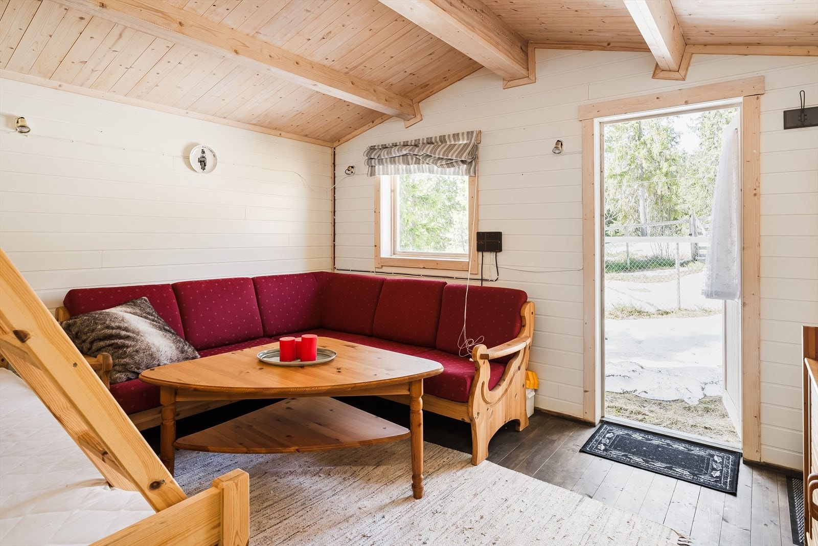 Annekset har tregulv, lysmalte overflater og er tilleggsisolert for å tåle helårsbruk. Galleribilde