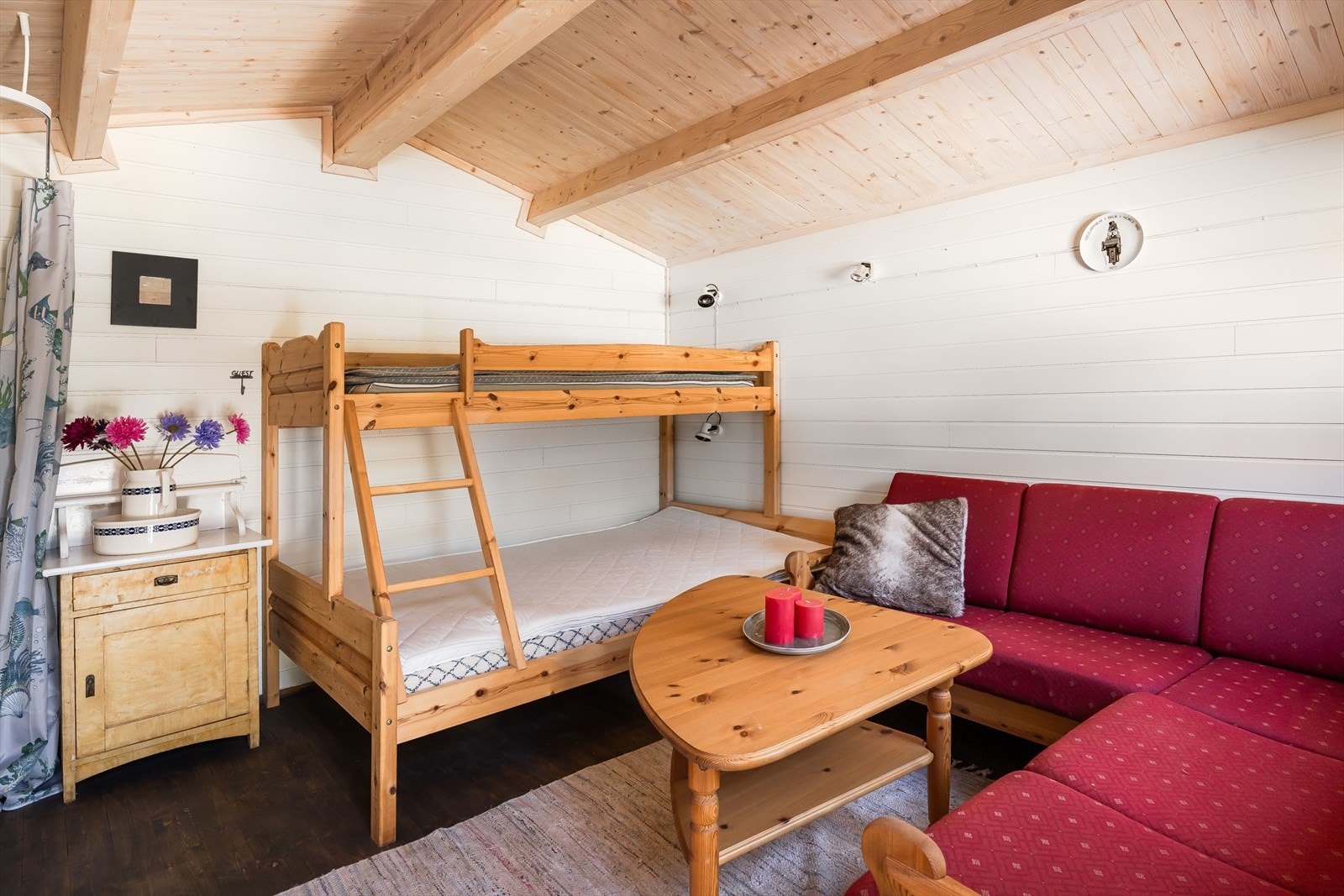 Lyst og koselig anneks som i dag er innredet med en familiekøye og sofagruppe. Galleribilde