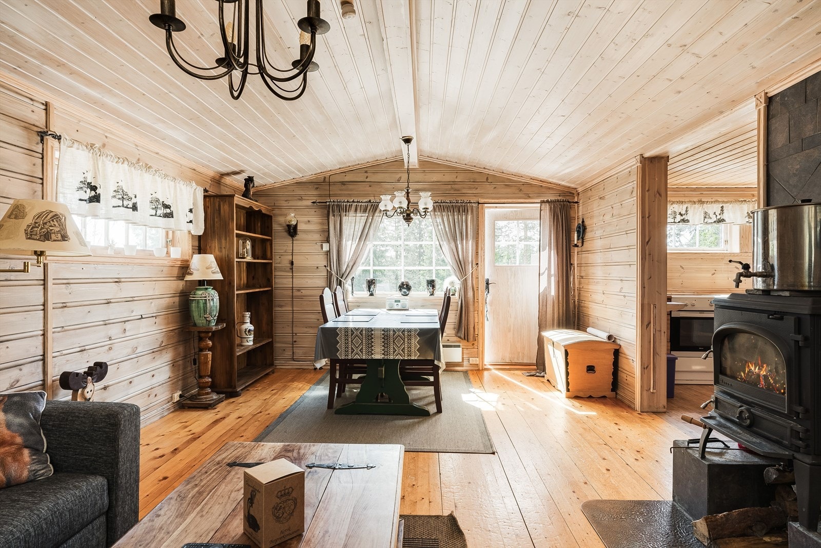 Stuen er det naturlige oppholdsrommet i hytta, og er et trivelig rom for både avkobling og hygge. Galleribilde