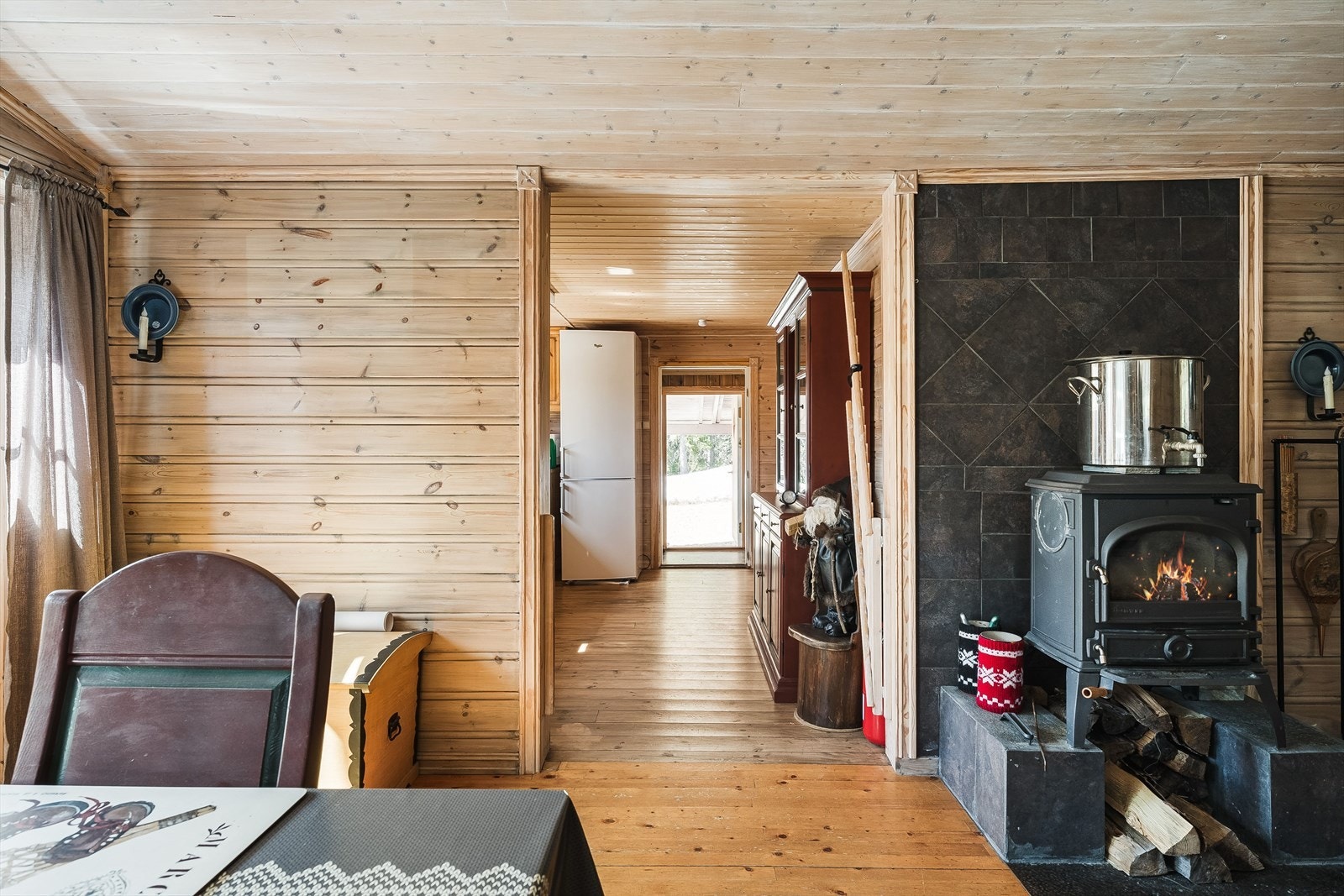 Kjøkkenet ligger i en fin delvis åpen løsning med stuen, adskilt og samtidig åpent og sosialt. Galleribilde