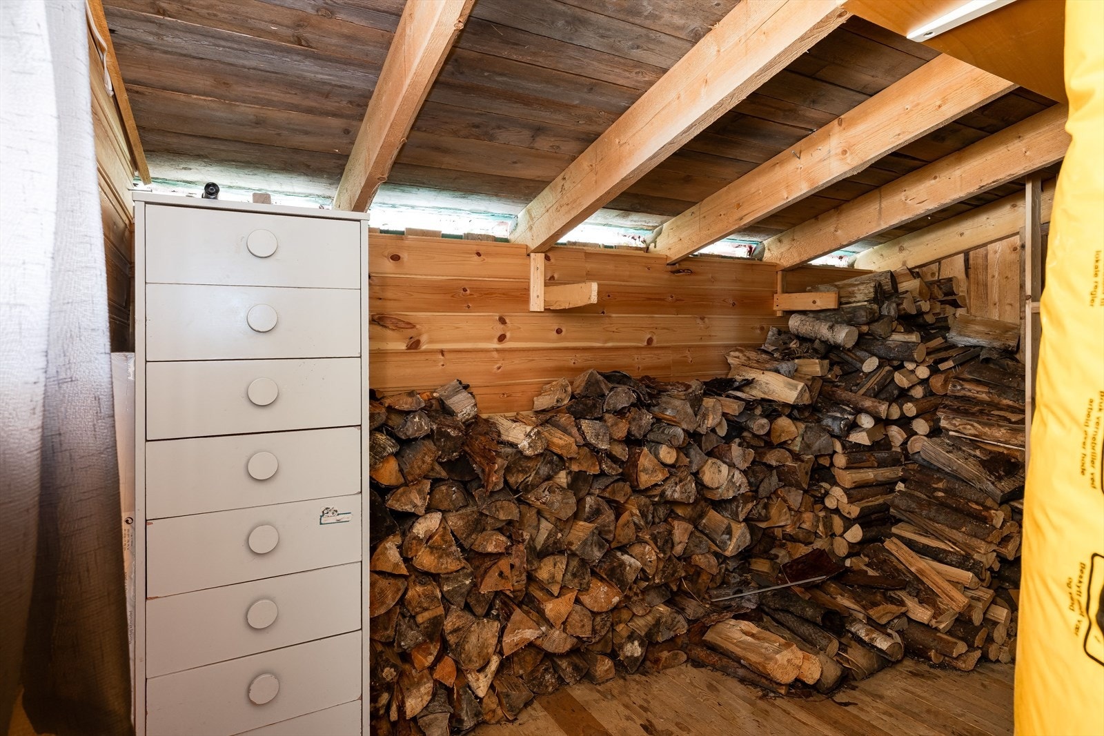 Eiendommen er også bebygd med uthus/vedbod på 4m² fra ca. 2015. Galleribilde