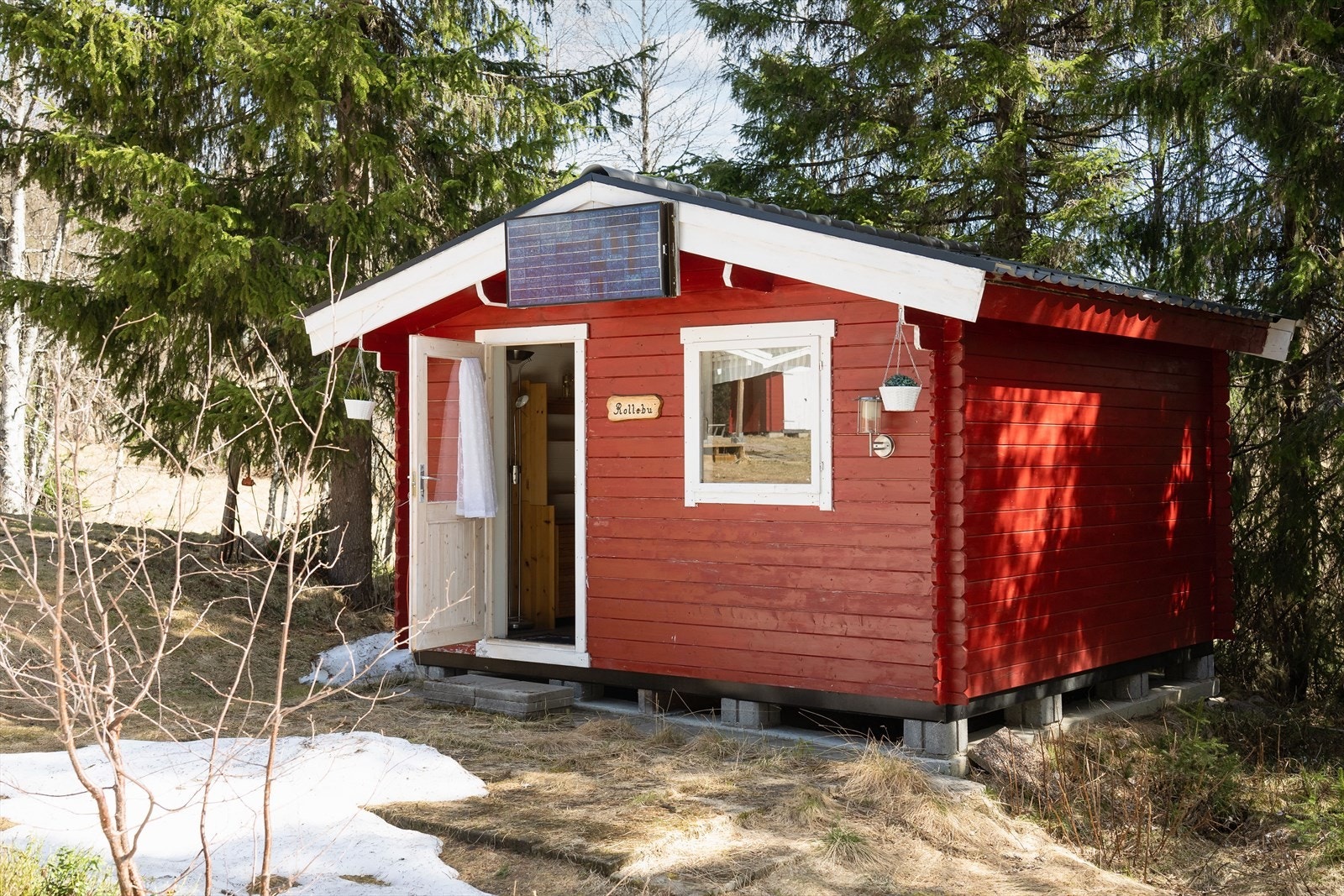 Anneks med sengeplasser og sittegruppe. Eget solcelleanlegg med ett stykk batteri. Galleribilde