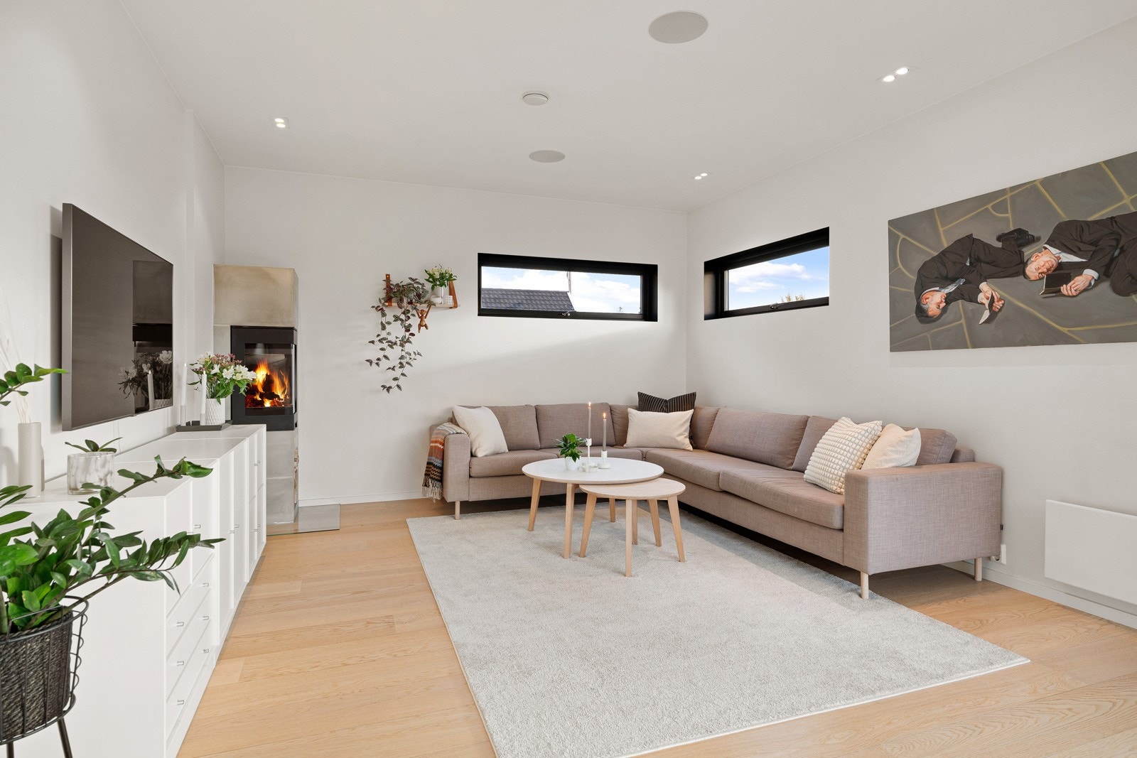 Stuen byr umiddelbart på et godt førsteinntrykk med lyse fargevalg og flott enstavs parkett. Galleribilde