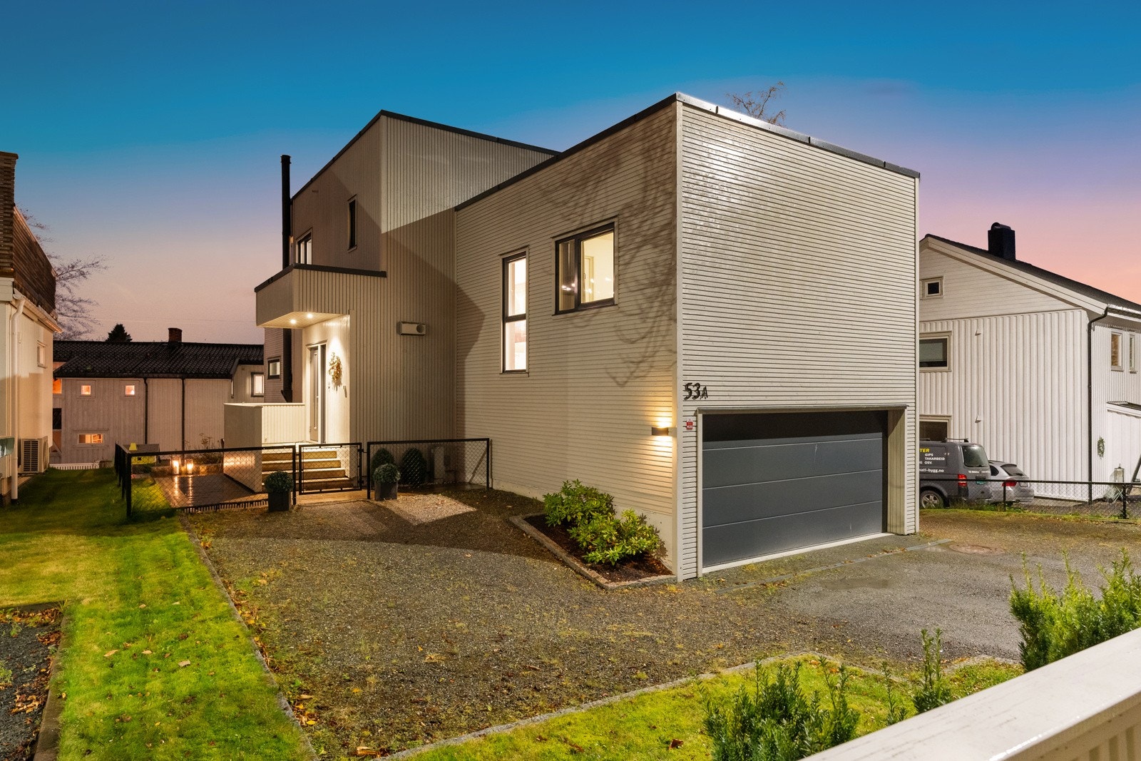 Dobbelgarasje med innvendig gjennomgang til boligen, samt oppstillingsplasser på eiendommen. Galleribilde