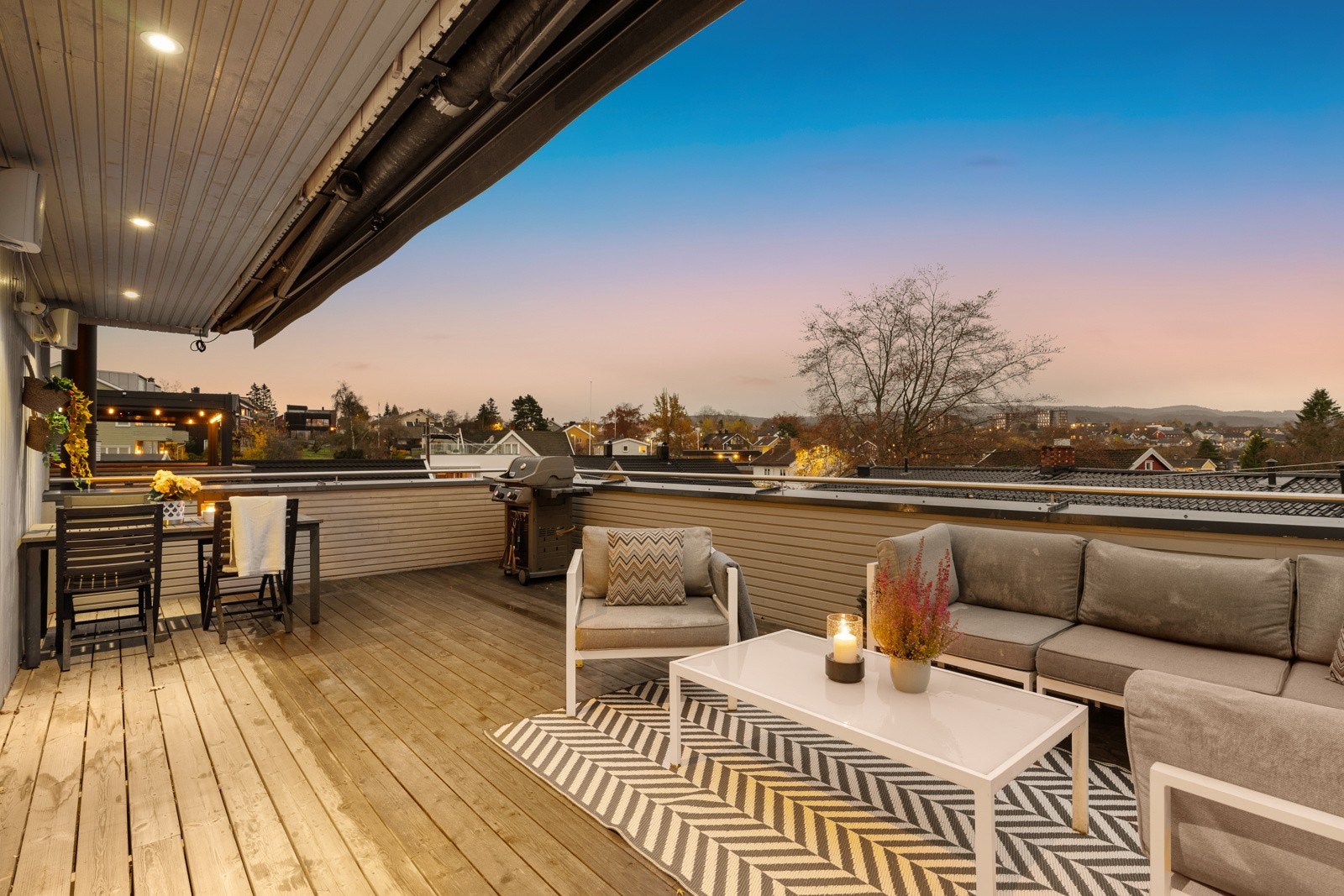 Terrassen har en stor markise som ble installert 2019 som dekker hele. Galleribilde