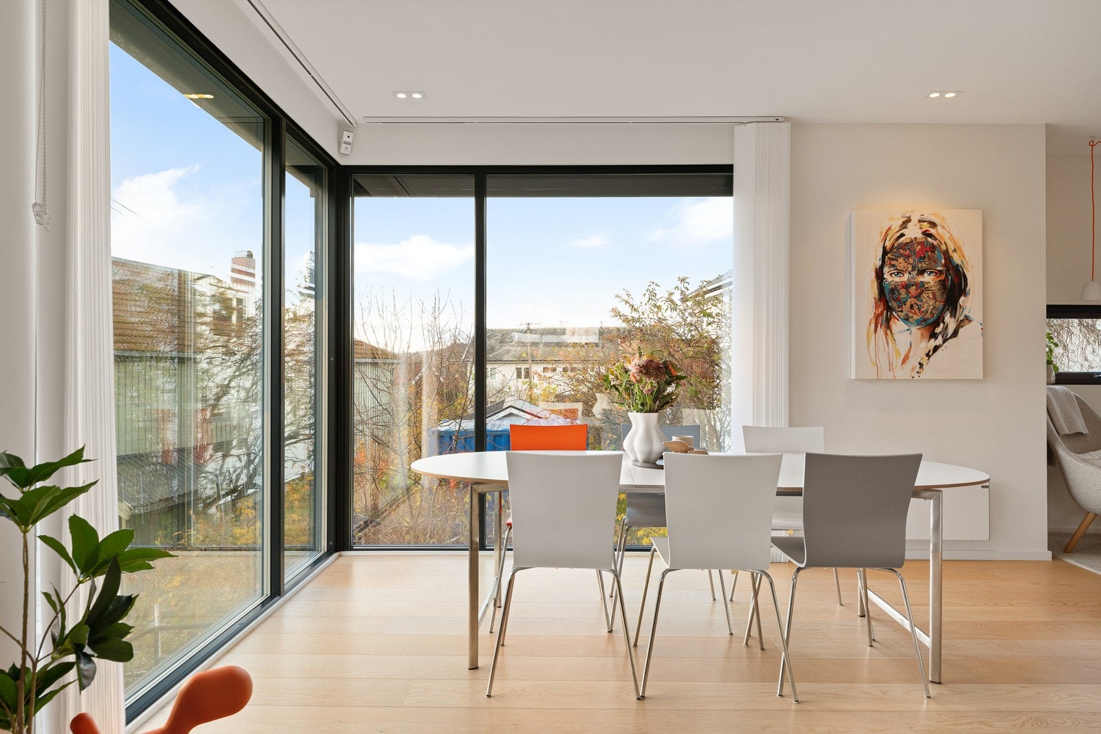 På tvers av stuen kan man etablere en trivelig spisegruppe. Floor to ceiling vinduer med screens, kombinert med god takhøyde skaper en lys og luftig atmosfære. Galleribilde