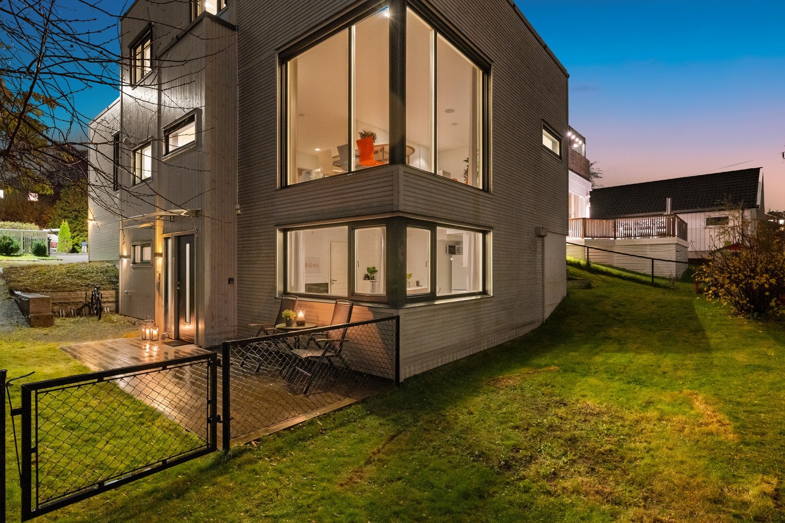 Nydelig hage som egner seg ypperlig til lek og ballspill på fine sommerdager. Galleribilde