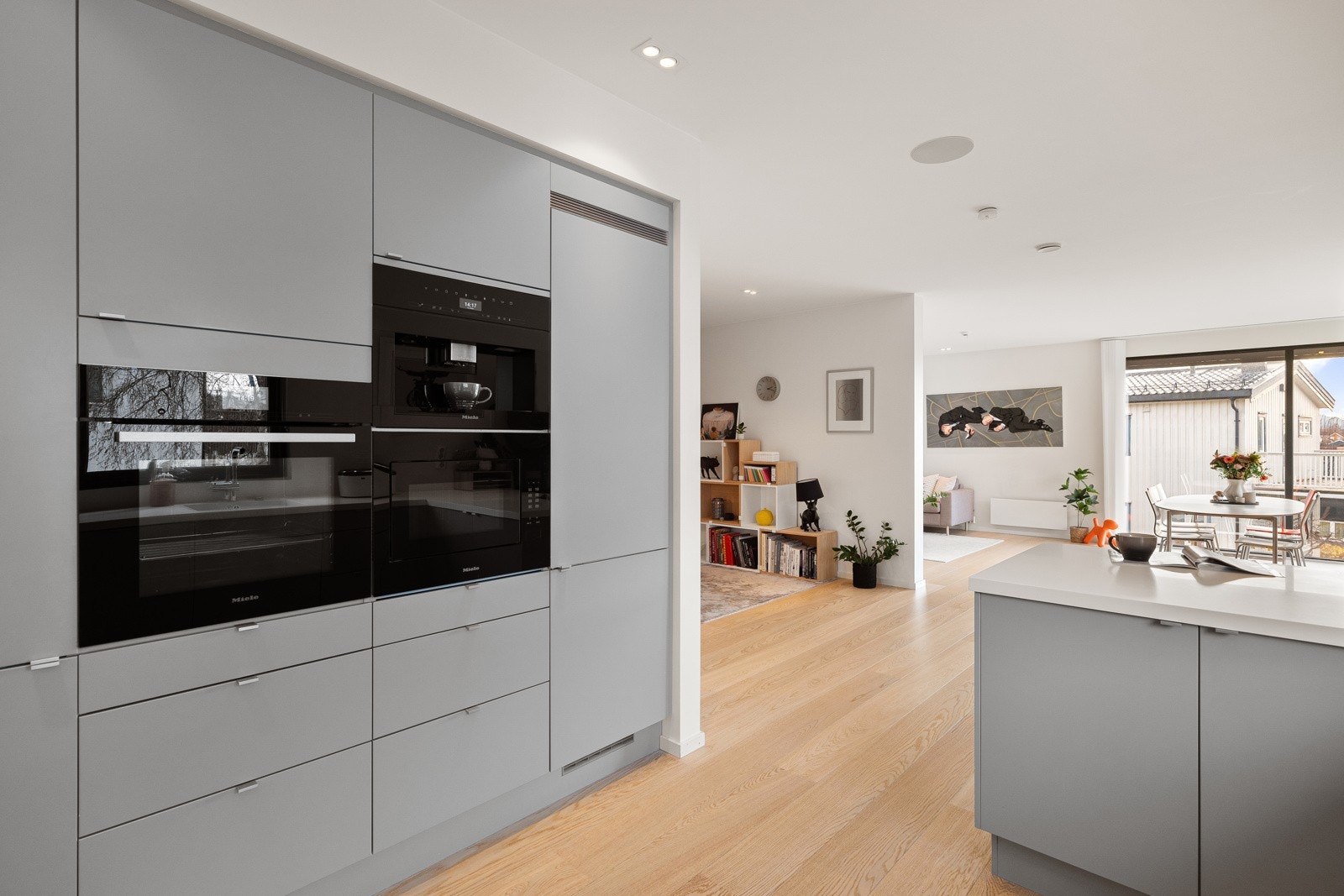 Integrerte hvitevarer som kombiskap, oppvaskmaskin, stekeovn, platetopp, mikroovn og kaffemaskin fra Miele ble installert i 2021. Galleribilde