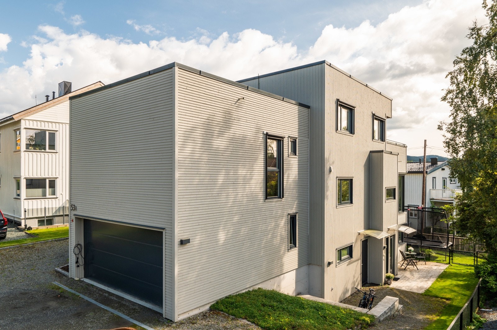 Leiligheten i sokkel er en romslig 2-roms som leies ut for kr. 13 500,- inkl. internett. En ny kjøper kan overta eller si opp leieforholdet med 3 mnd oppsigelsestid. Galleribilde