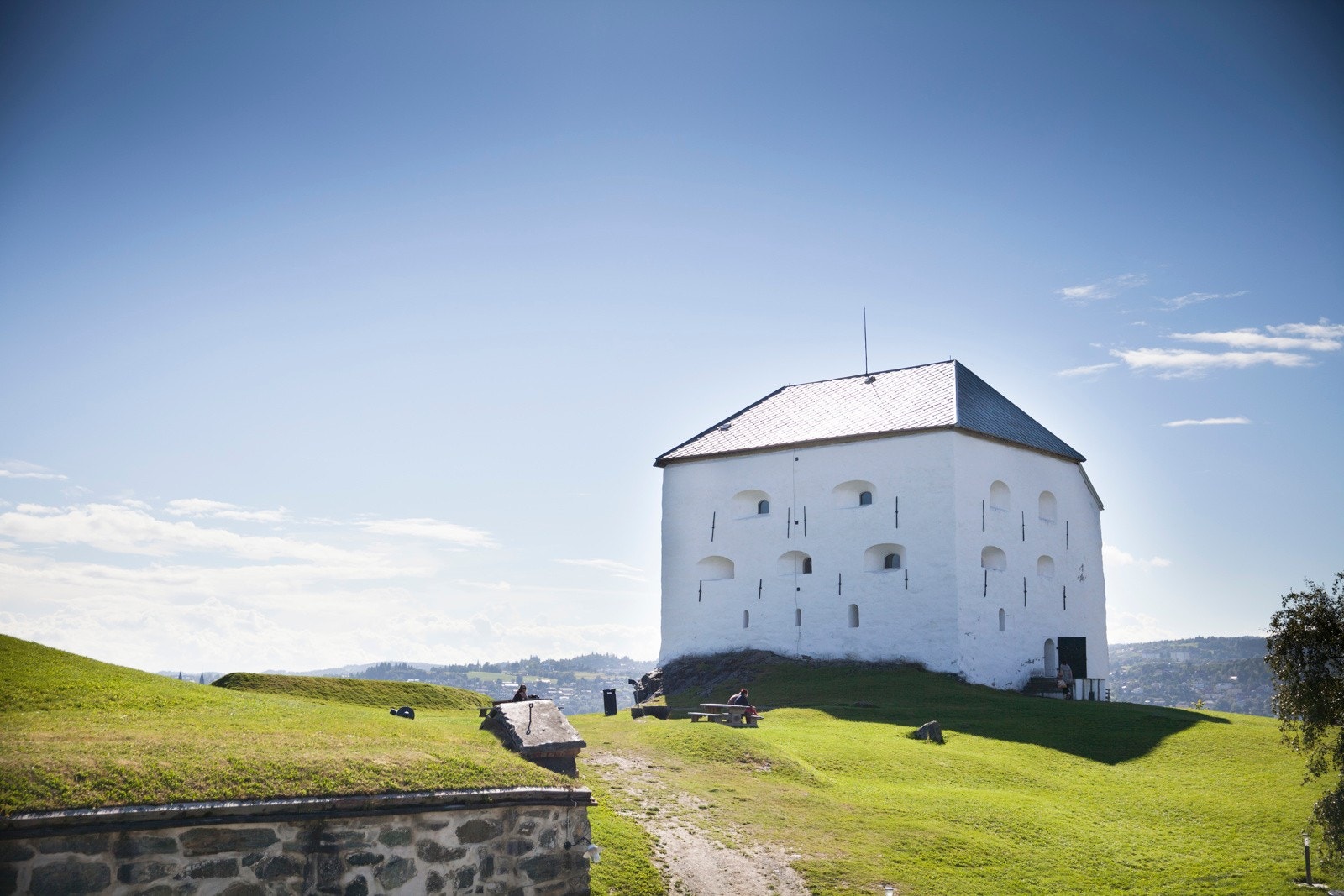 Med kun få minutters gange fra boligen befinner du deg på Festningen, med sine store grøntområder som egner seg ypperlig til lek, soling og hygge på fine sommerdager. Galleribilde