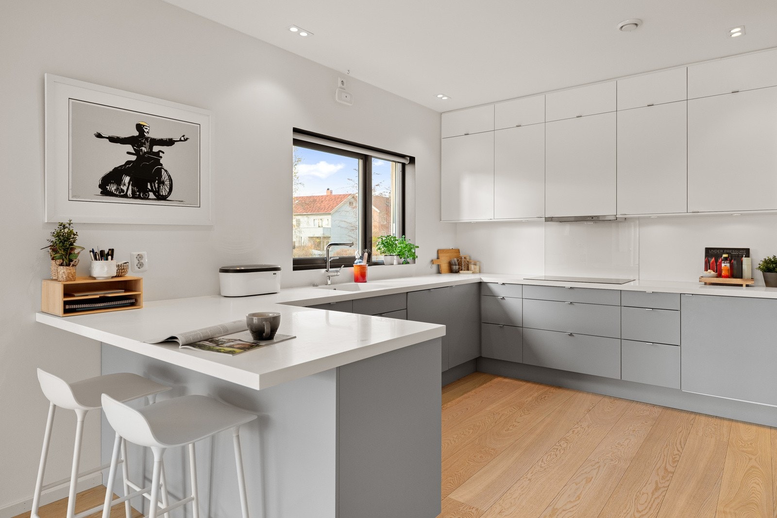 Rikelig med oppbevaringsplass i skuffer og skap, samt gode arbeidsforhold på benkeplaten. Galleribilde