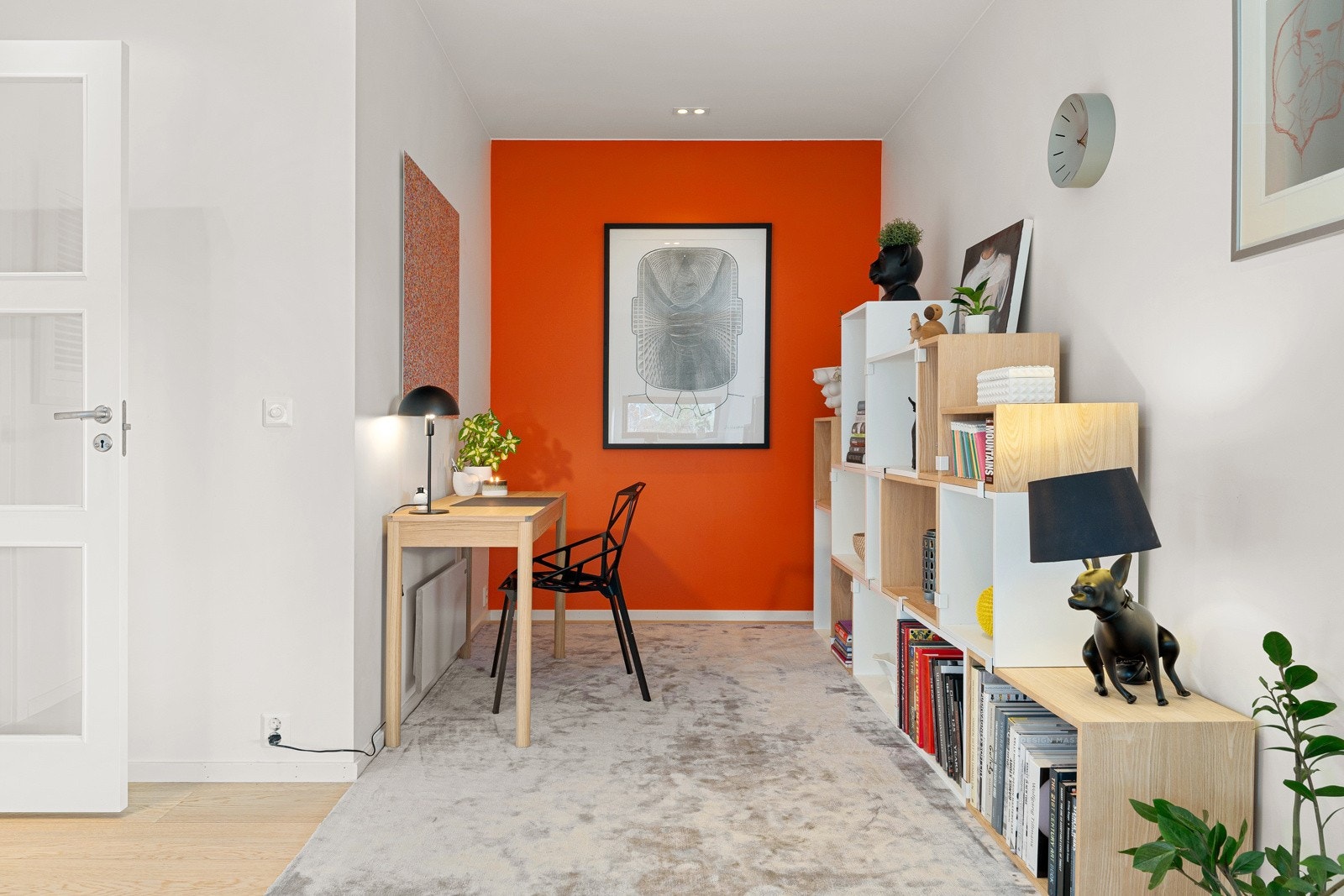 Mellom kjøkken og stue kan man lage kontorplass, lesekrok eller det man måtte ønske. Galleribilde