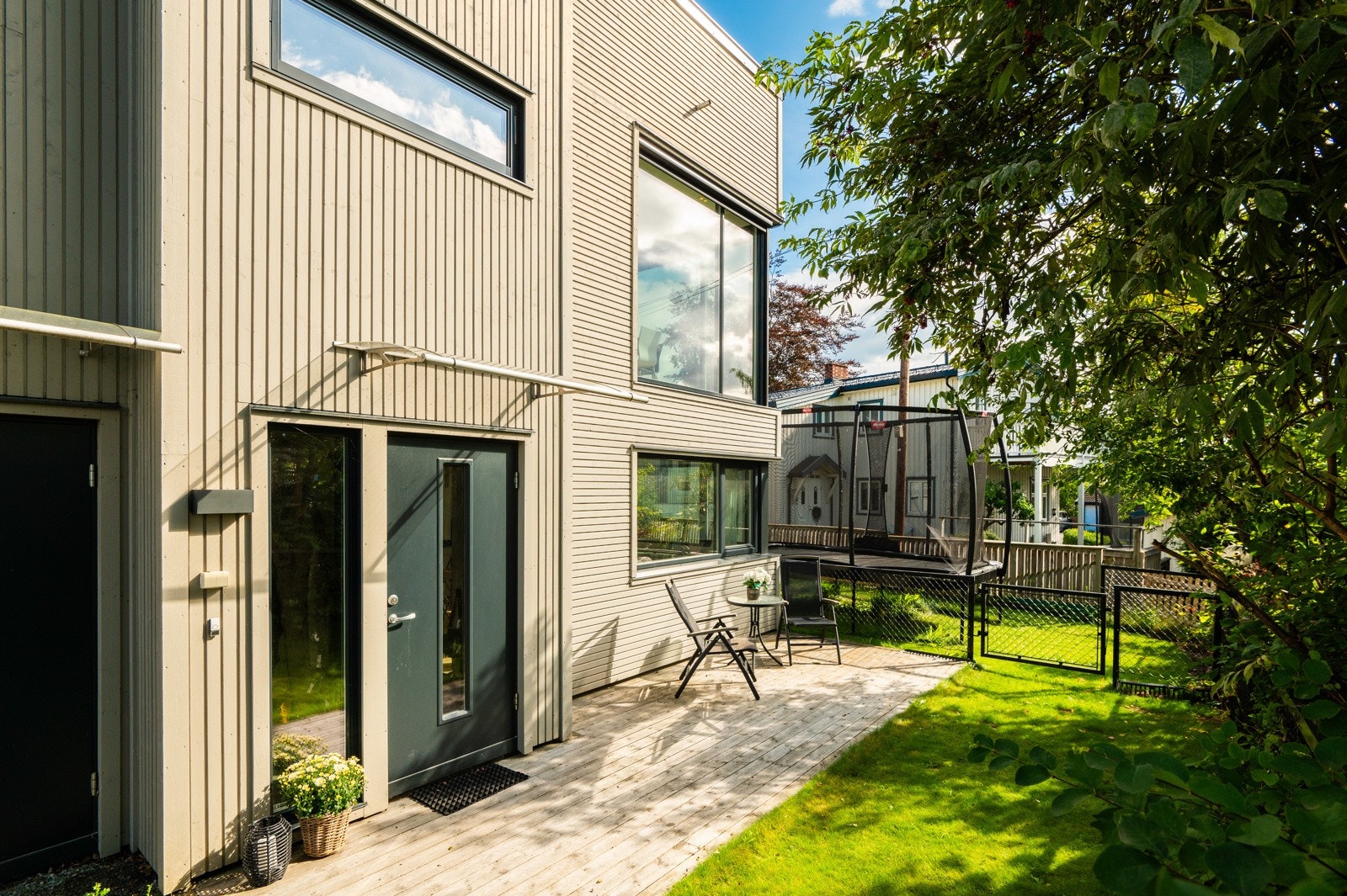 Ved inngangen til leiligheten er det en romslig bod samt solrik terrasse på 14 kvm som vender mot sørvest. Galleribilde