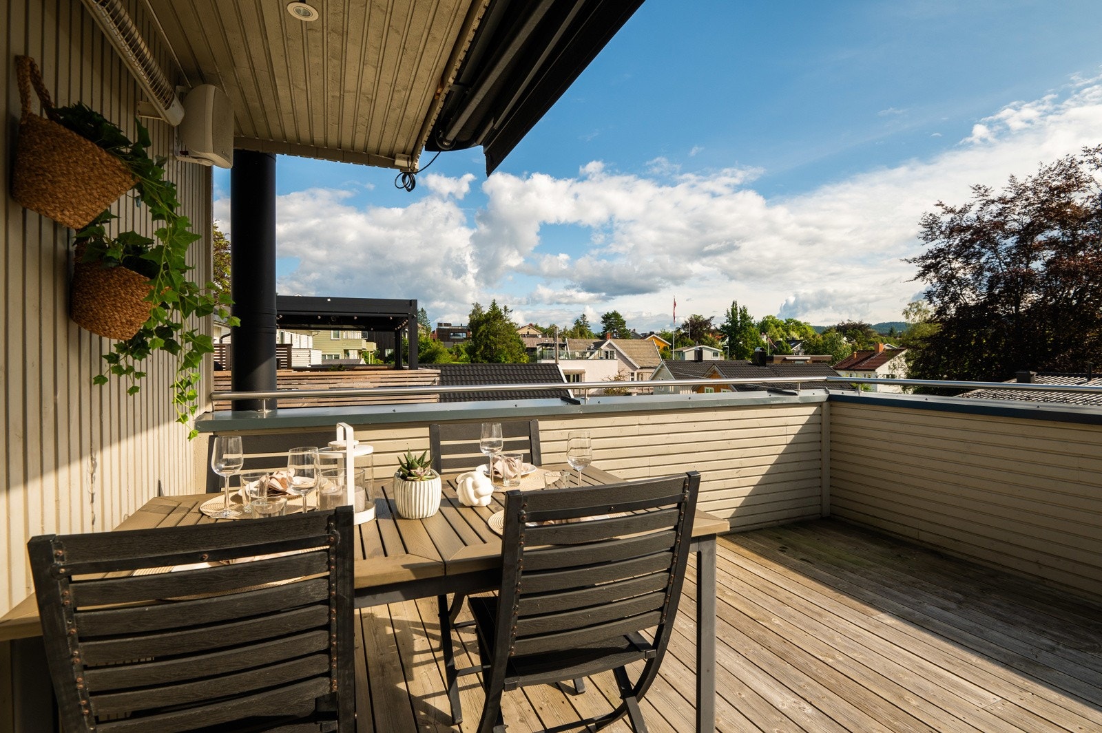 Den sørvendte terrassen er et perfekt sted å tilbringe varme sommerdager med venner og familie. Galleribilde