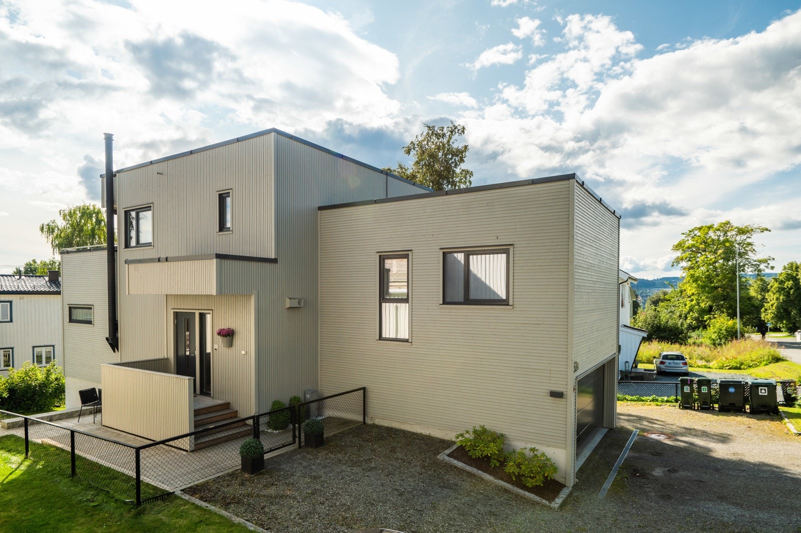 Boligen (2015) fra Idéhus ligger pent til i et rolig og etablert nabolag. Uteområdet er opparbeidet med gruslagt gårdsplass og hage som omkranses av et gjerde. Galleribilde