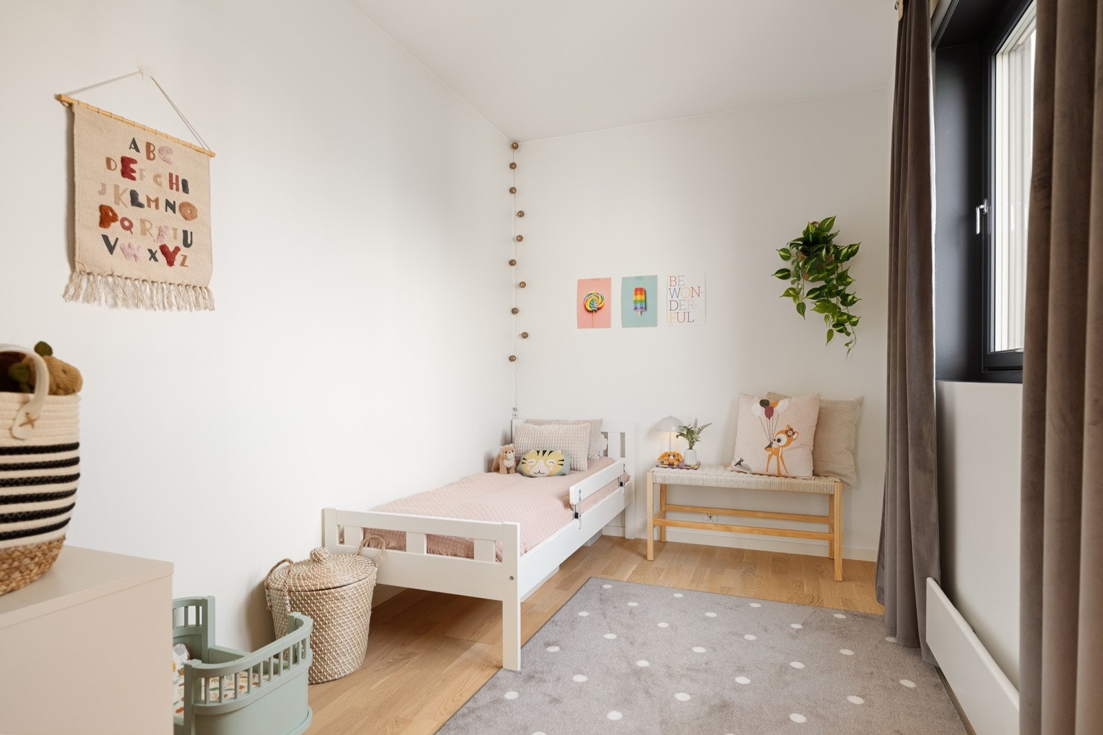 Soverom målt til 6,5 kvm med god plass til en seng og tiltenkt nattbord. Galleribilde