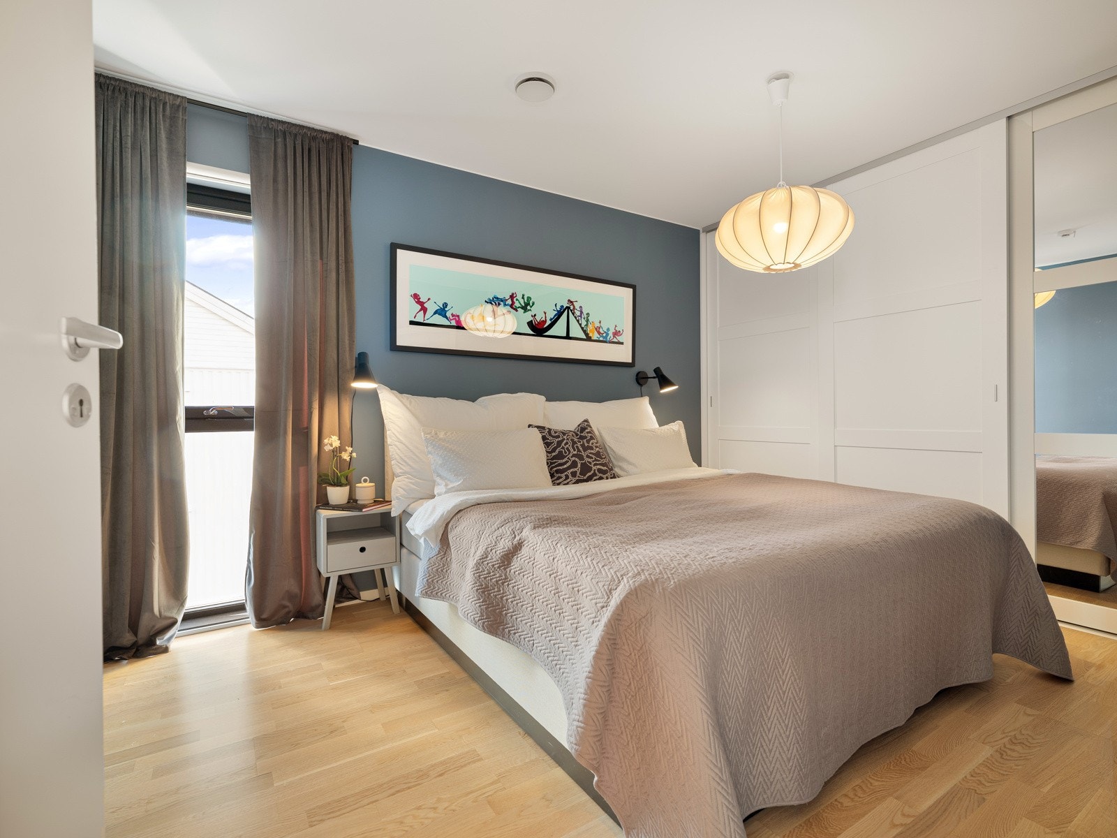 Boligens hoveddel har 4 gode soverom. Hovedsoverommet er målt til 12,5 kvm og har plassbygd skyvedørsgarderobe. Galleribilde