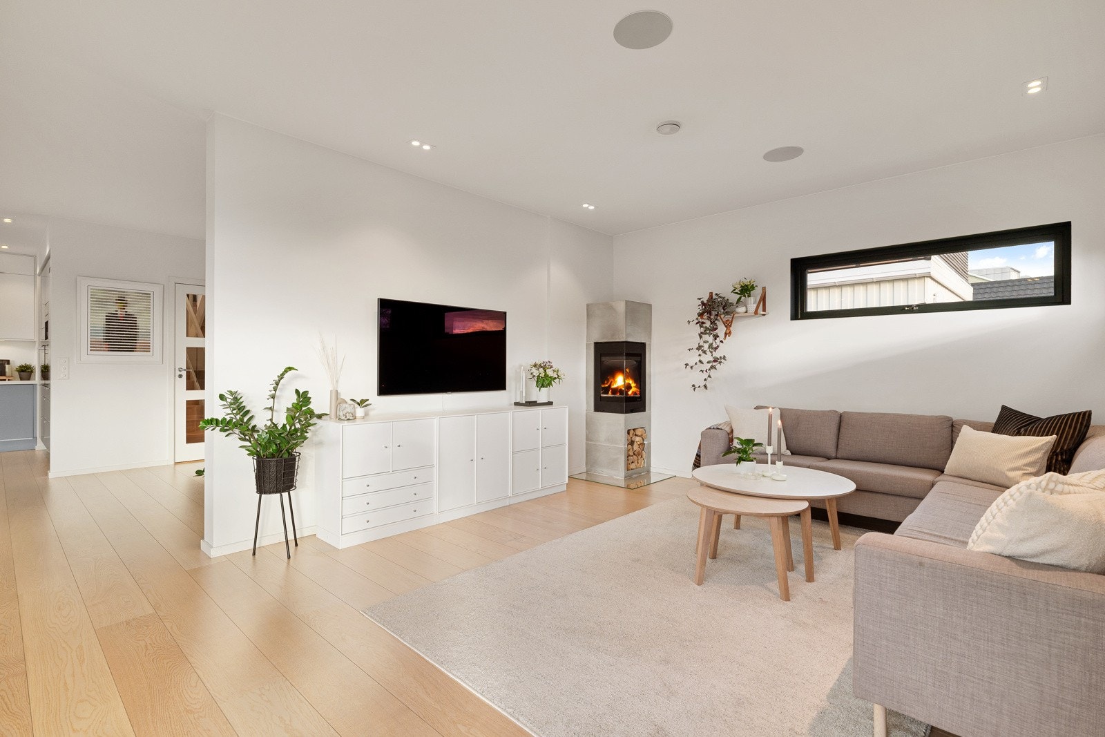 Stuen i 1 og 2.etasje er utstyrt med integrerte høyttalere i himling. Galleribilde