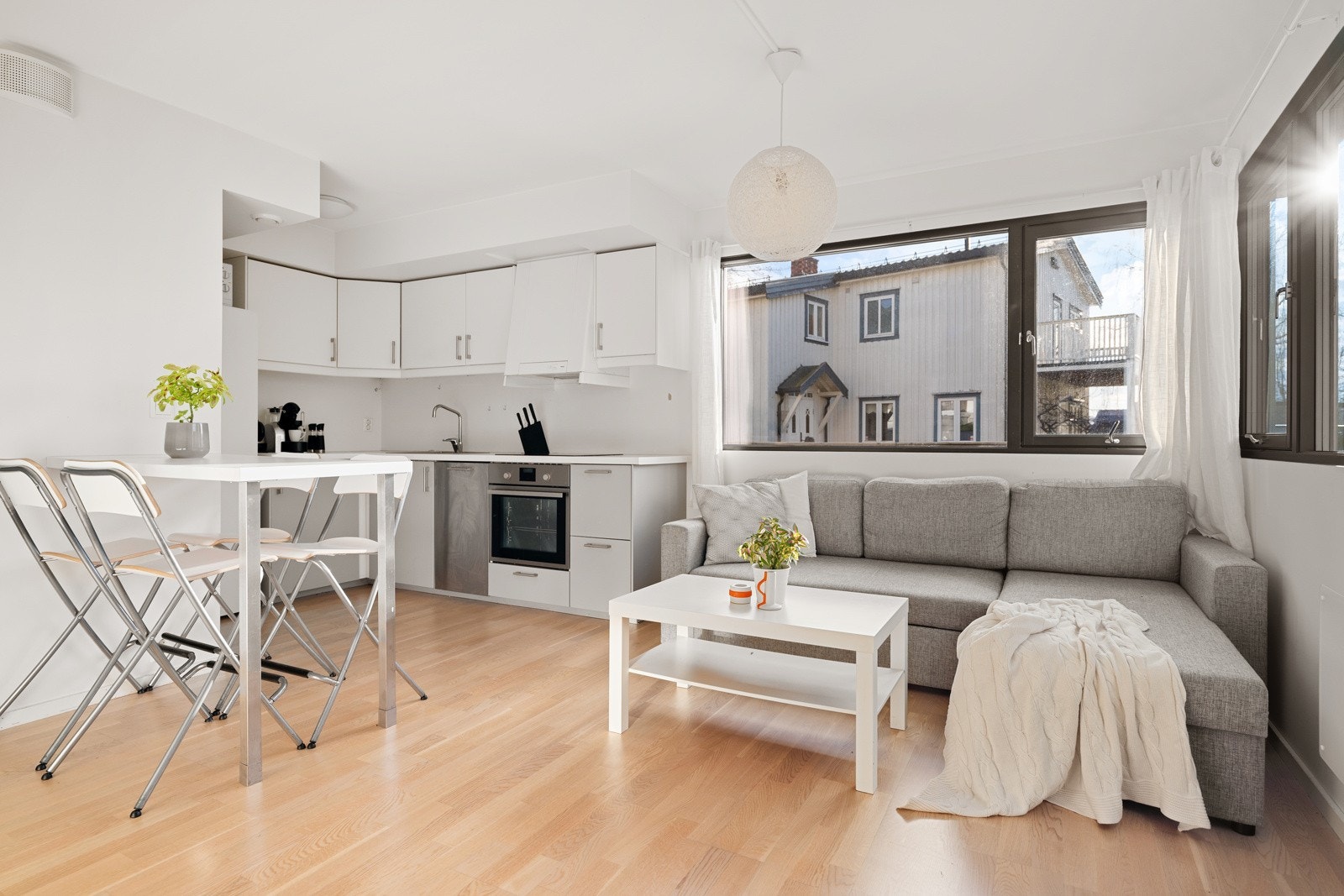 Leiligheten leies ut fullt møblert. Kjøkkenet har integrerte hvitevarer som platetopp, stekeovn og oppvaskmaskin. Galleribilde