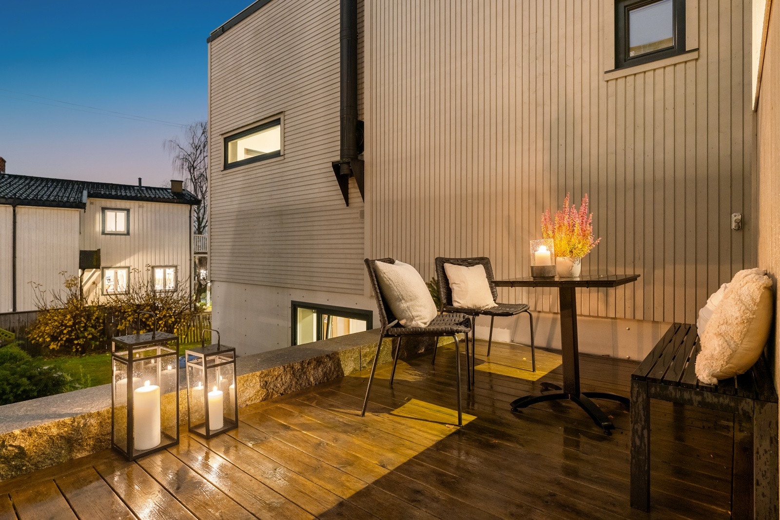 Boligen har flere flotte uteplasser hvor finværsdagene kan nytes. Galleribilde