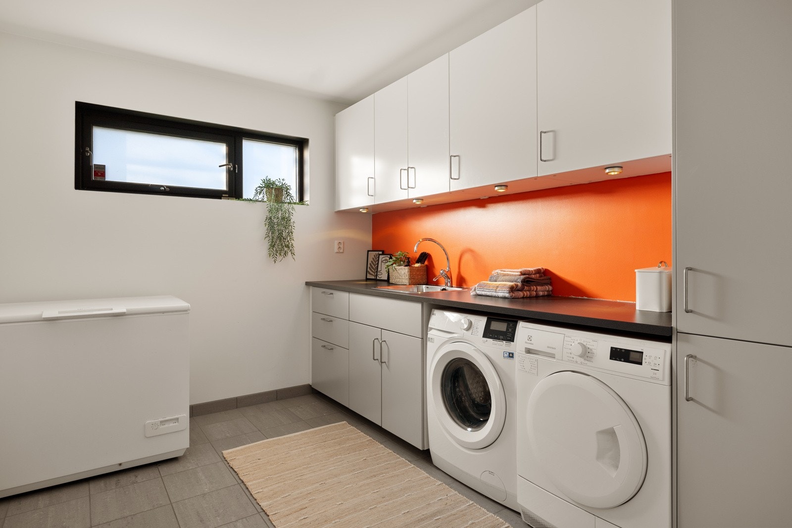 Stort vaskerom med opplegg for vaskemaskin og tørketrommel. Praktisk skittentøysjakt fra hovedbadet direkte til vaskerommet. Galleribilde