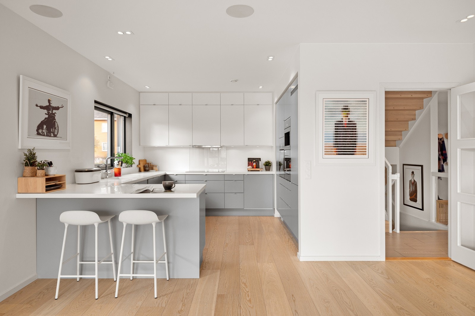 Kjøkkenet er godt gjennomtenkt og har en sosial sone til små måltider. Galleribilde