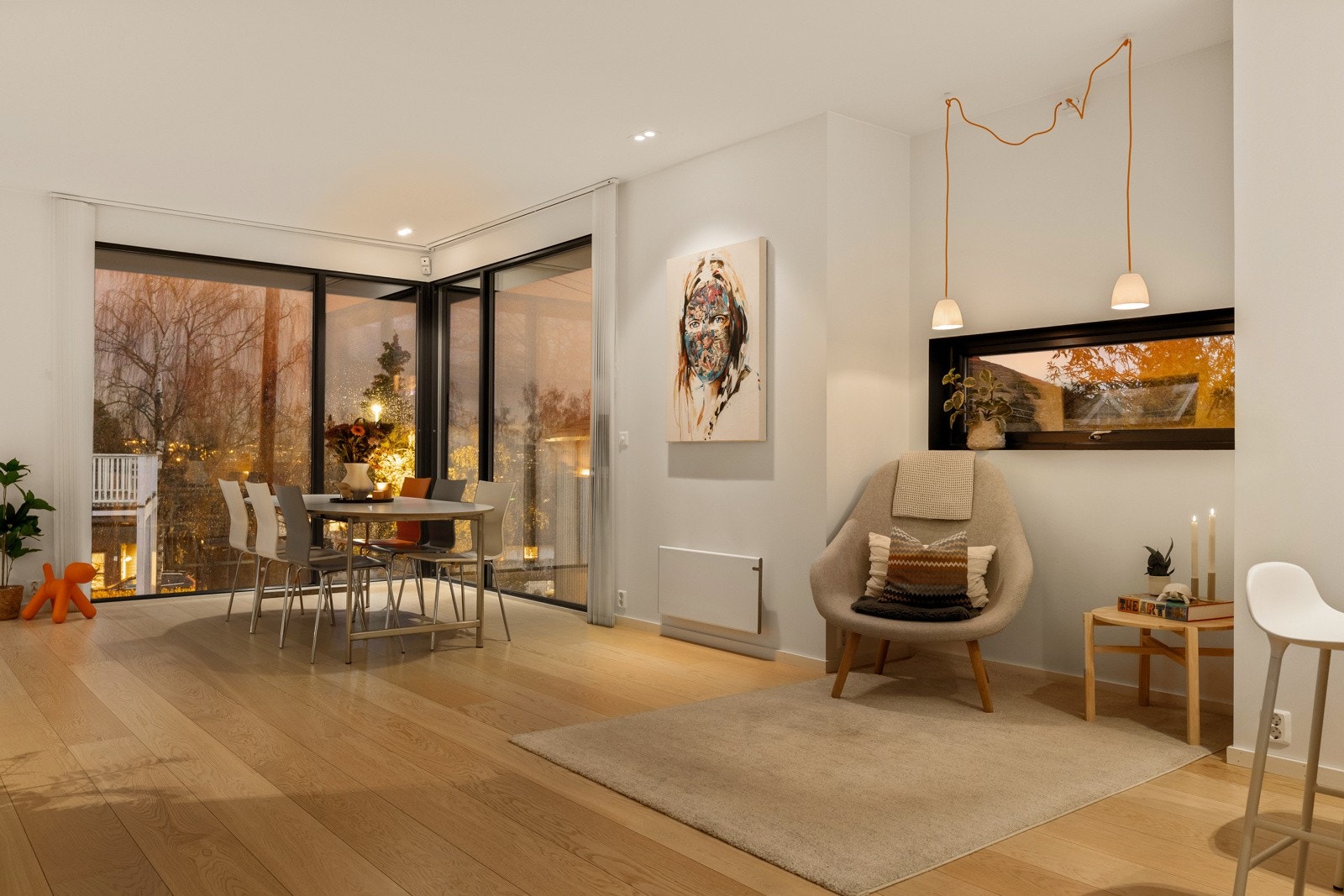 Downlights med dimmer forsterker det moderne preget og gjør det lett å tilpasse en behagelig lysmengde. Galleribilde