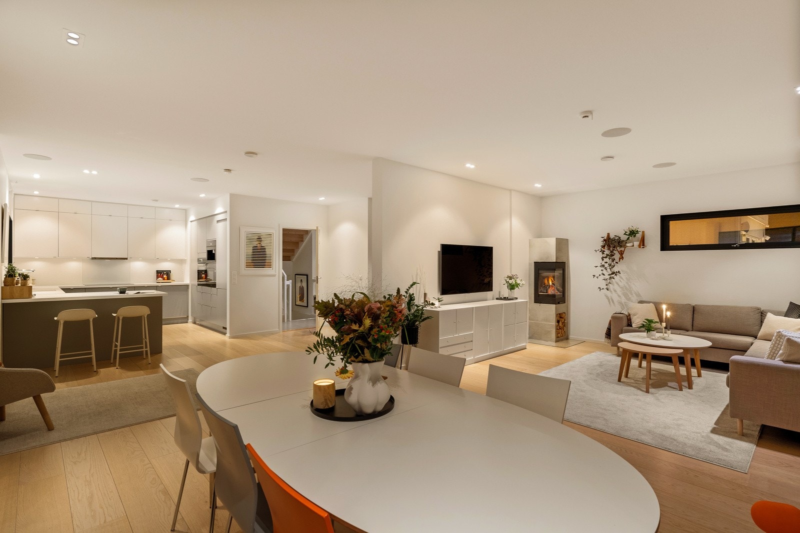 Stue og kjøkken er måler til sammen hele 63 kvm. Galleribilde