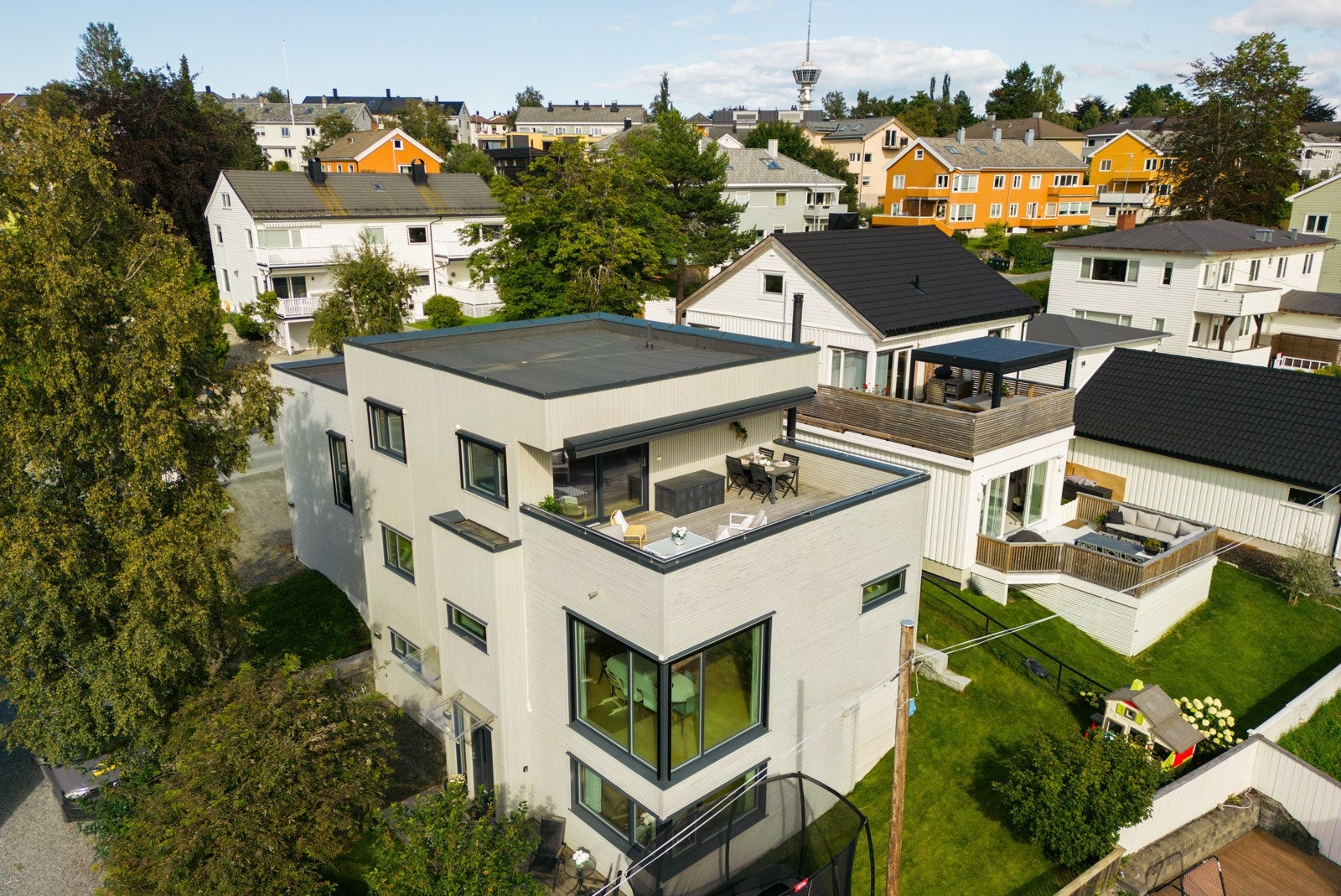 Proaktiv Eiendomsmegling ved Eirik Døsen ønsker deg hjertelig velkommen til Jonsvannsveien 53! En funkis enebolig med høy standard og godkjent utleie på attraktive Berg. Galleribilde