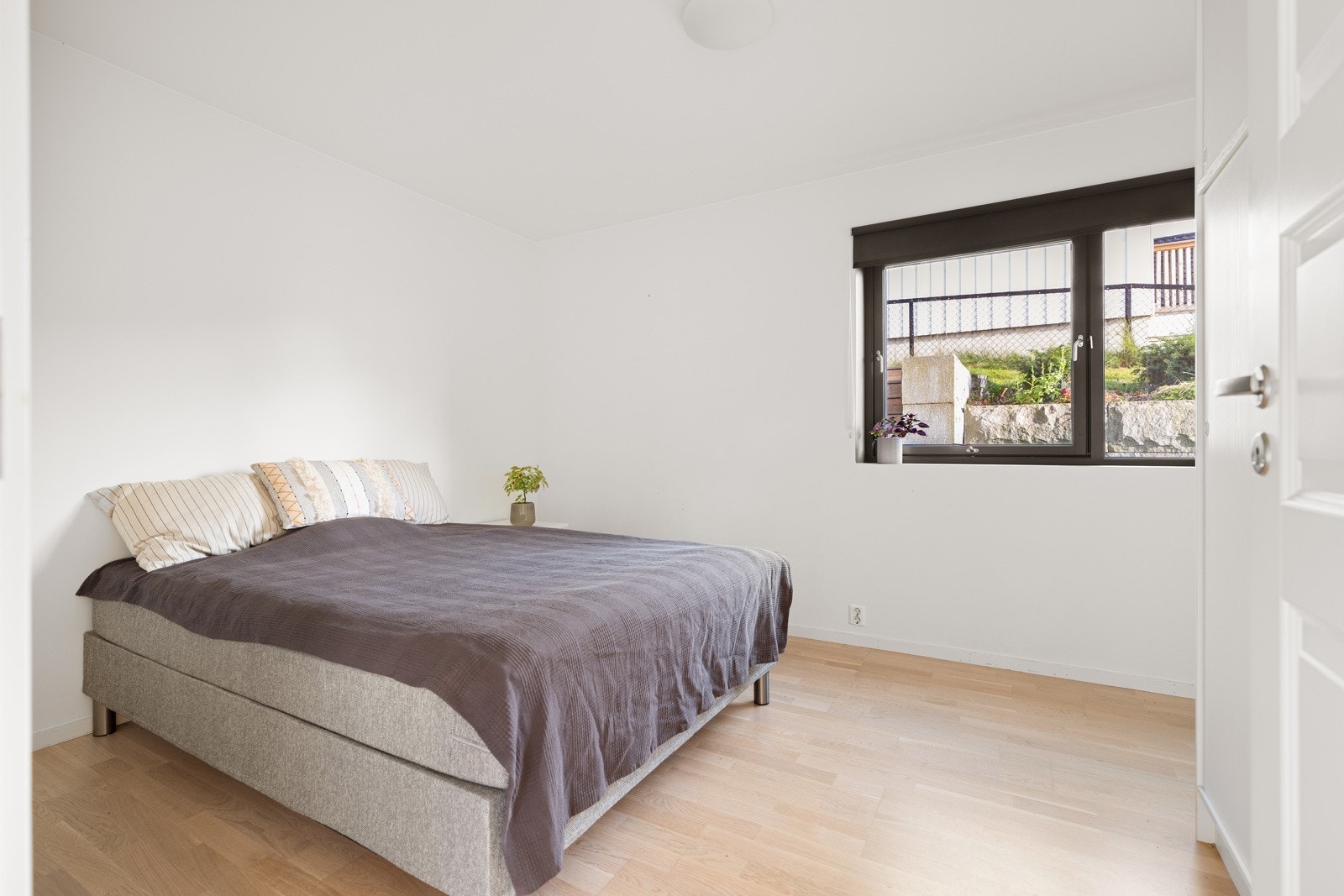 Stort soverom på 11 kvm med god plass til en dobbeltseng, nattbord og garderobeskap. Galleribilde