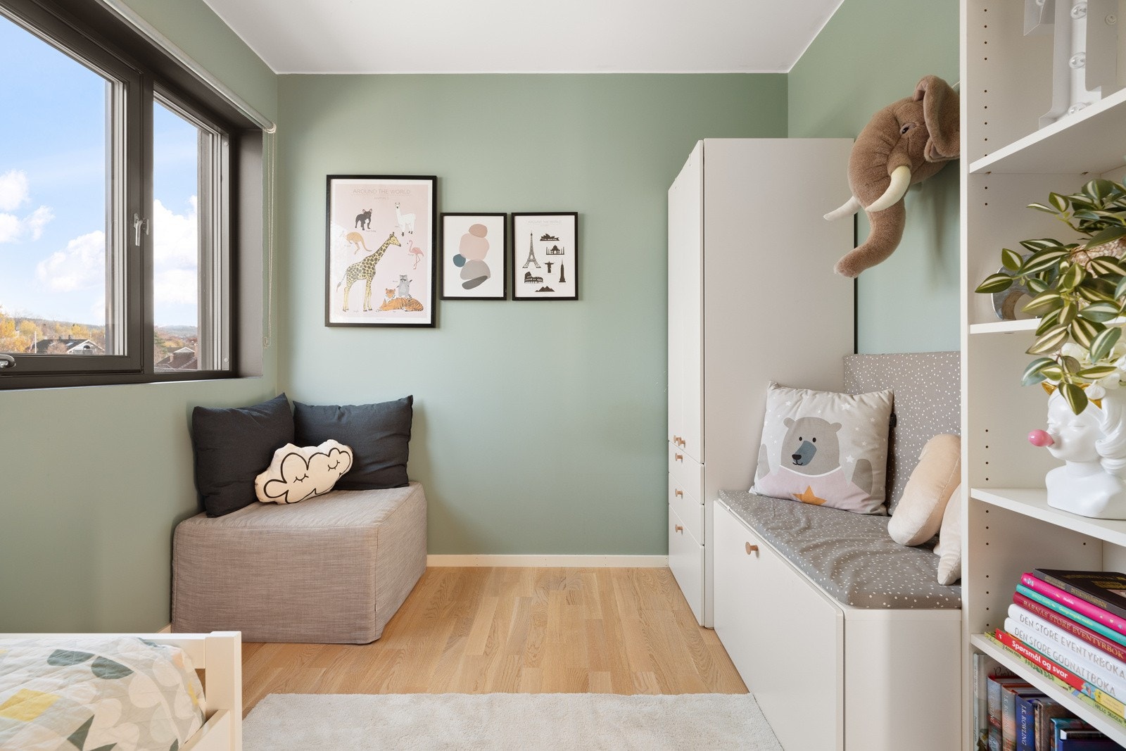 Tidsriktige fargevalg og store vindusflater tilfører rommet behagelig atmosfære. Galleribilde