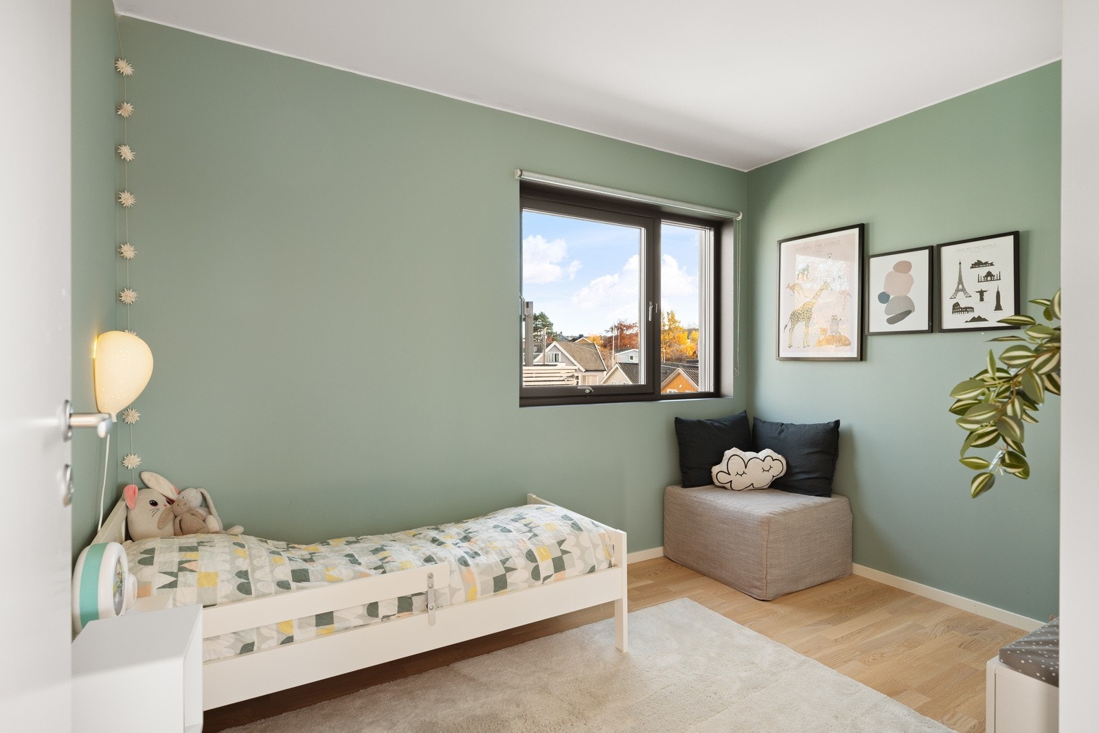 Begge med god plass til en seng, nattbord og klesskap. Galleribilde