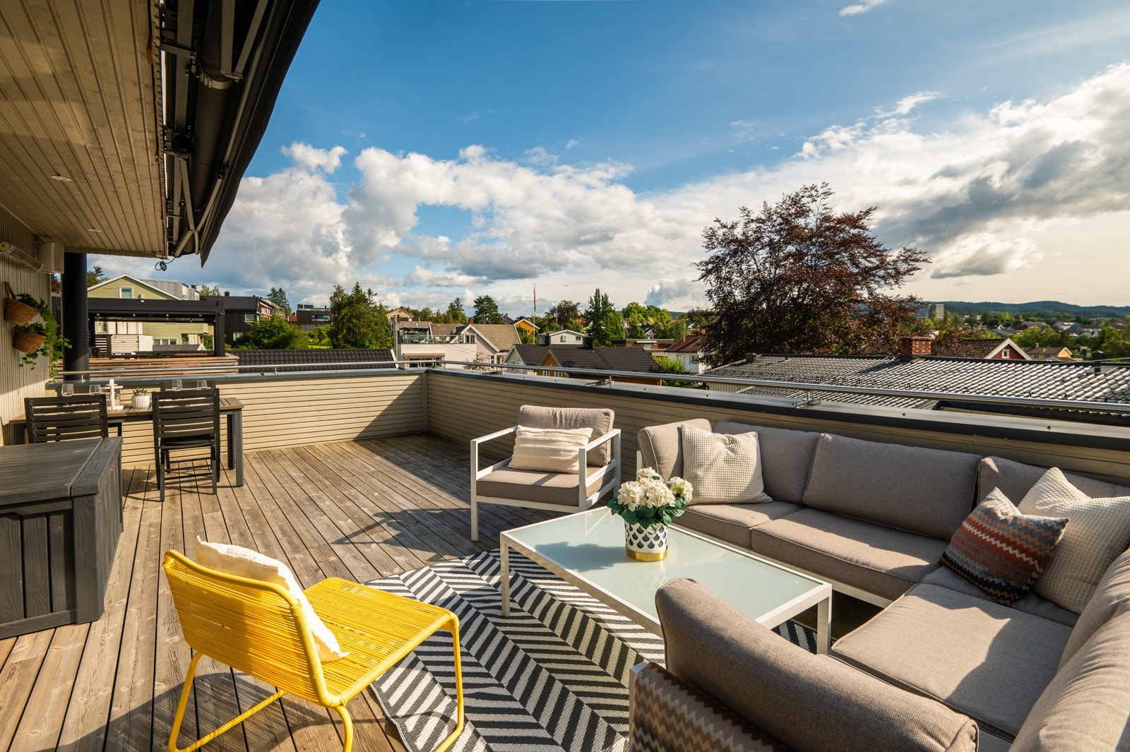 Eiendommen har en nydelig uteplass med fantastiske sol- og utsiktsforhold. Galleribilde