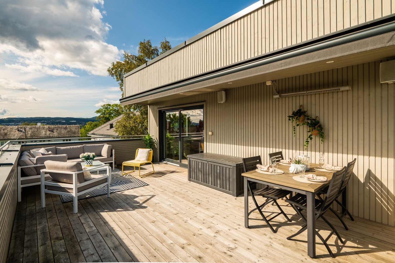 Terrassen har god plass til alt du måtte trenge for en behagelig stund utendørs. Galleribilde