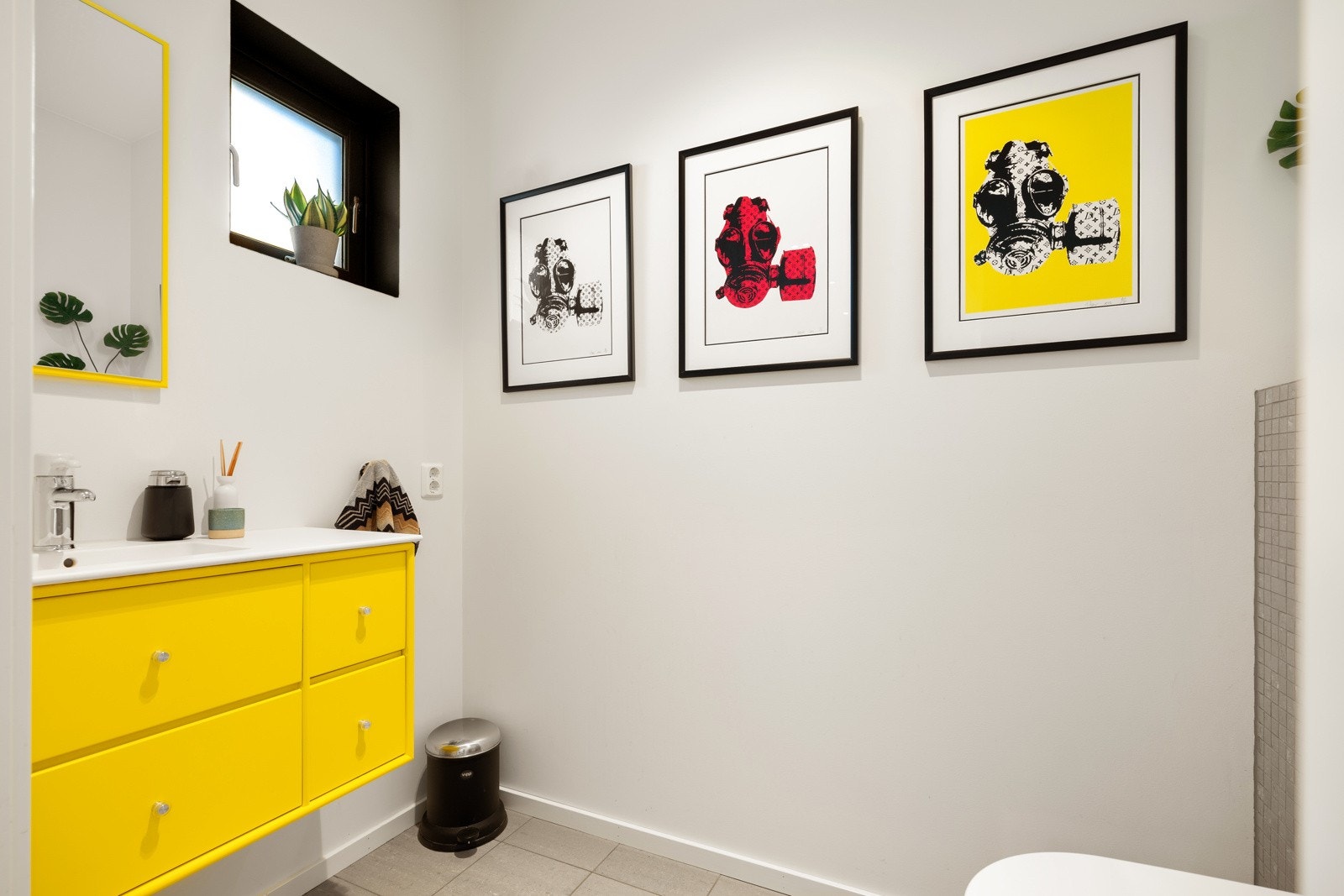 Gjestetoalett med baderomsinnredning fra Montana. Alle rom i boligen med flislagte gulv har behagelig gulvvarme. Galleribilde