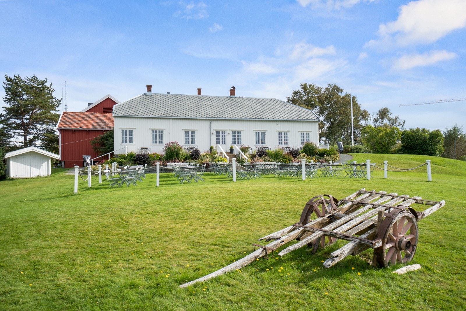 Kvilhaugen gård som er en av Trøndelags største serveringssteder, ligger ikke langt fra boligen. Galleribilde