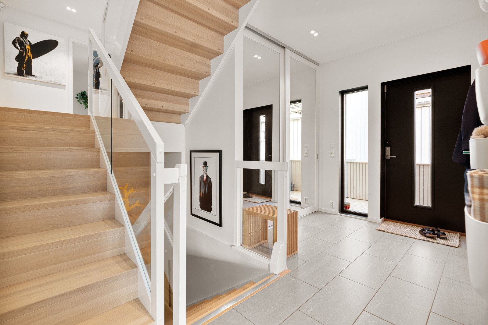 Velkommen inn! Boligen har en svært innholdsrik planløsning som strekker seg over 4 plan. Entréen er målt til gode 12 kvm og har gulvvarme. Galleribilde