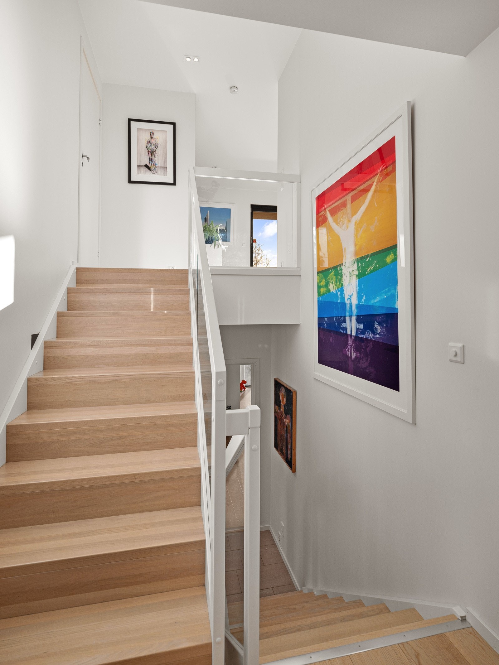 Flott trapp med glassverk som tar deg både med til 2.etasje og sokkel. Galleribilde