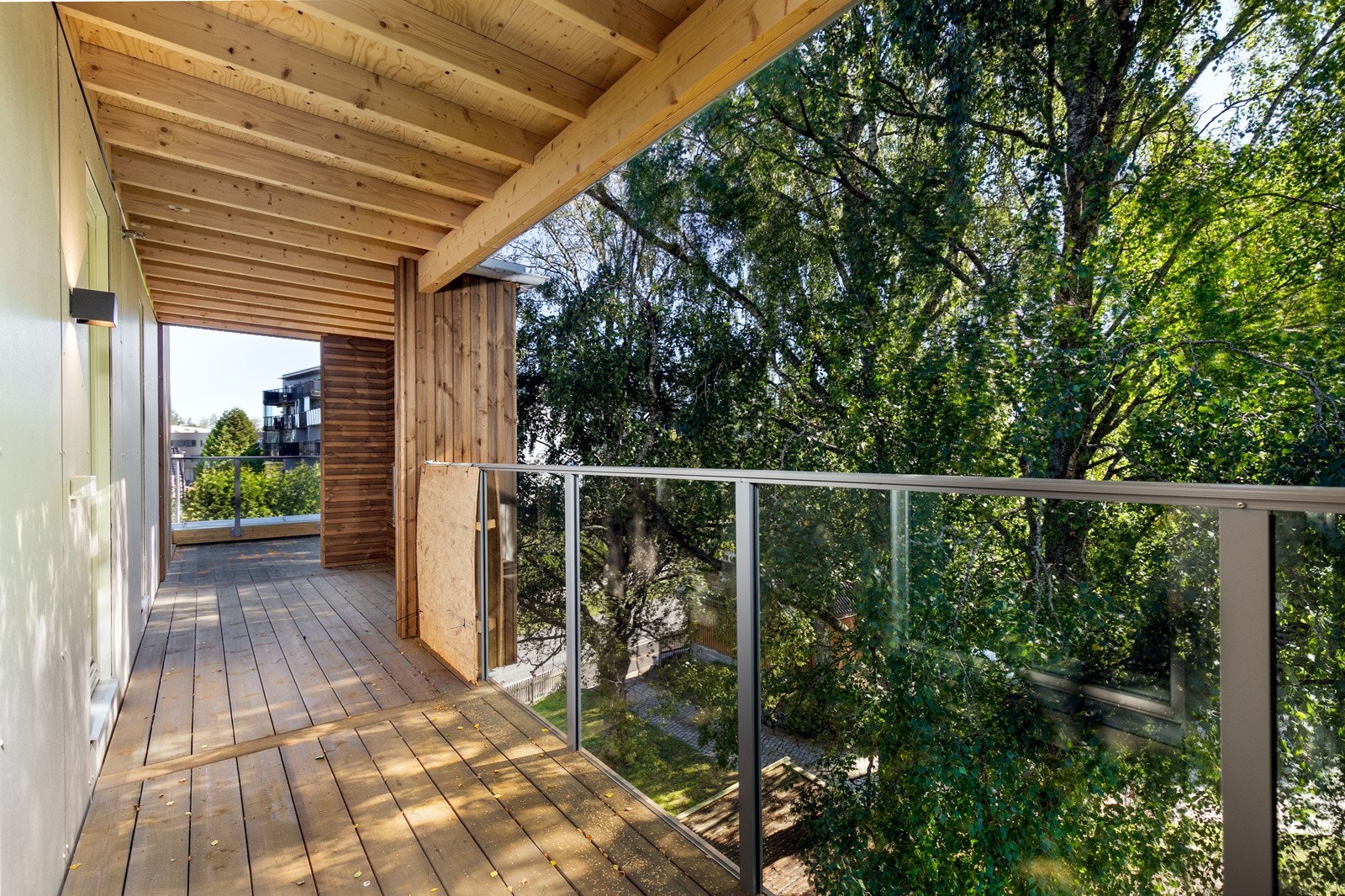 Fra stuen har man utgang til 3 flotte balkonger på ca. 35 kvm, samt en delvis innglasset balkong på 6,1 kvm. Galleribilde