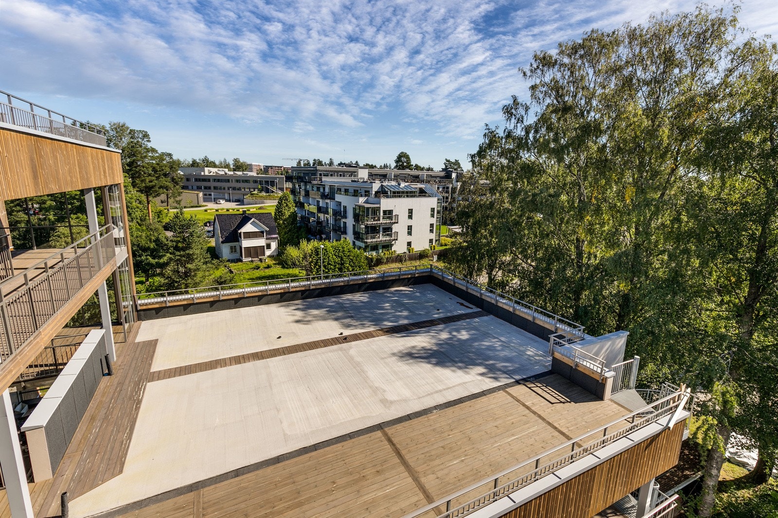 Flott felles takterrasse på toppen bygget - perfekt når det skal inviteres til større selskaper utendørs Galleribilde