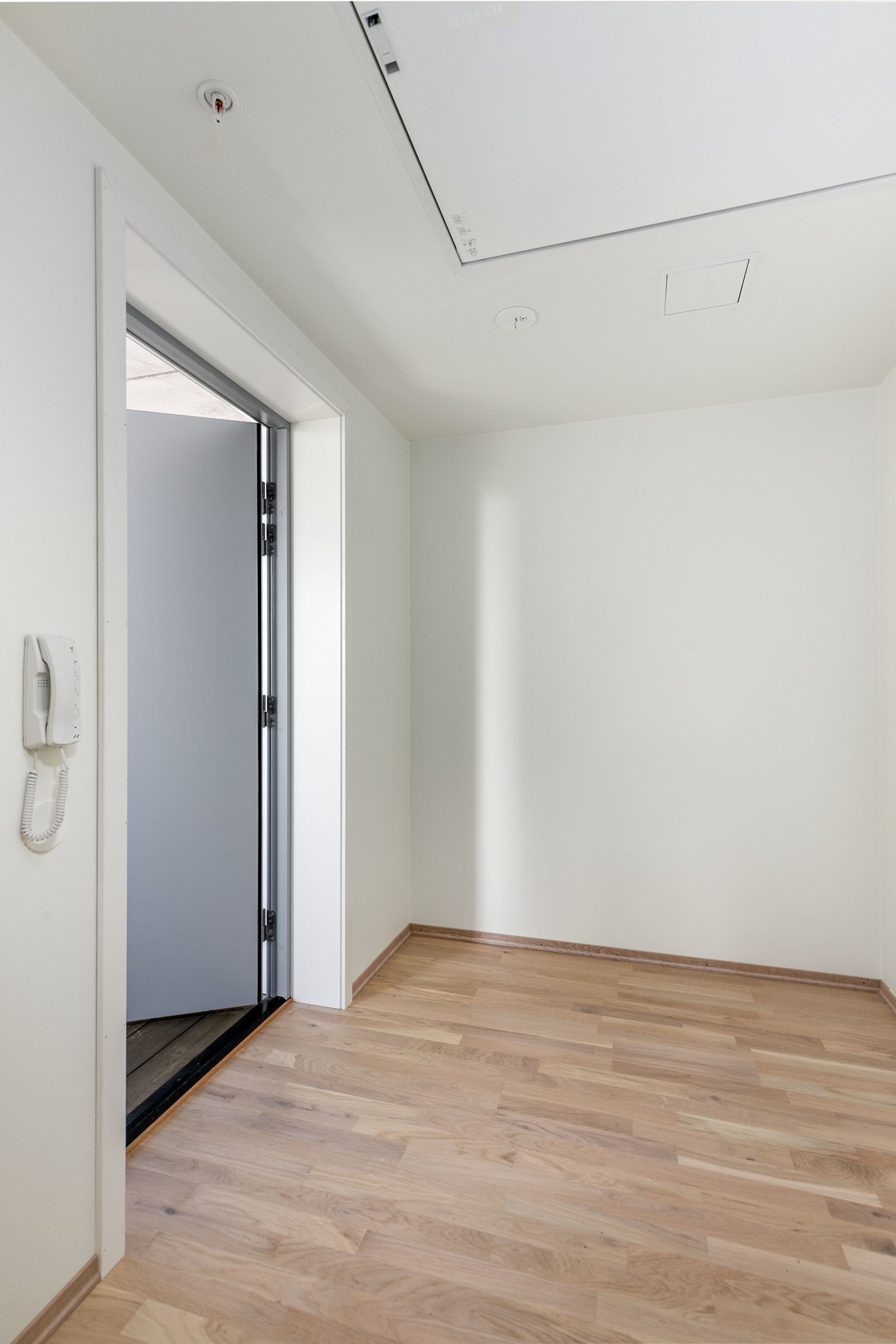 Flott entré med god avsatt plass til å sette inn skapinnredning. Dørcalling ved inngangsdør. Galleribilde