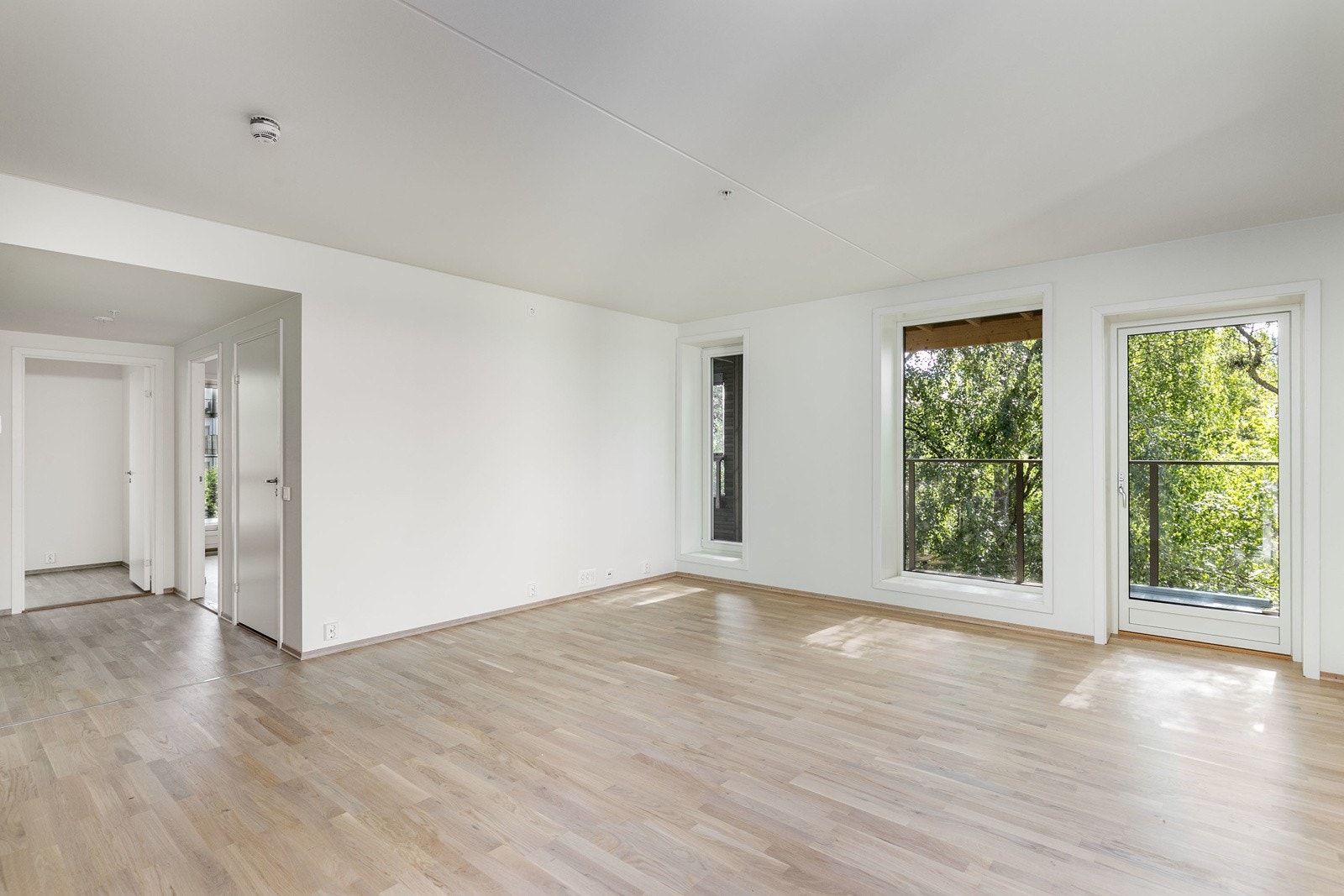 De store vinduene sørger for rikelig med lysinnlipp i boligen Galleribilde