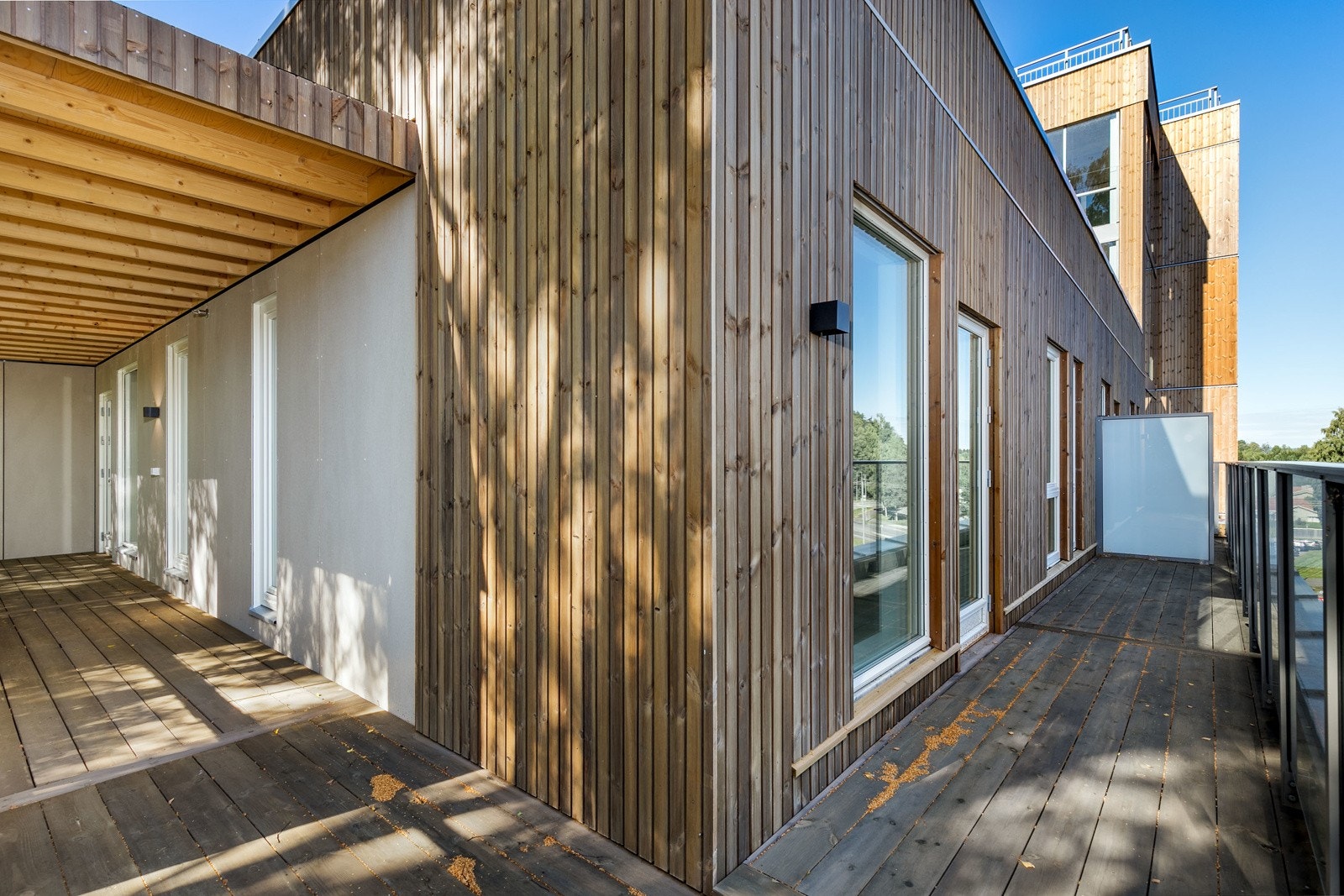 Fra stuen har man utgang til 3 flotte balkonger på ca. 35 kvm, samt en delvis innglasset balkong på 6,1 kvm. Galleribilde