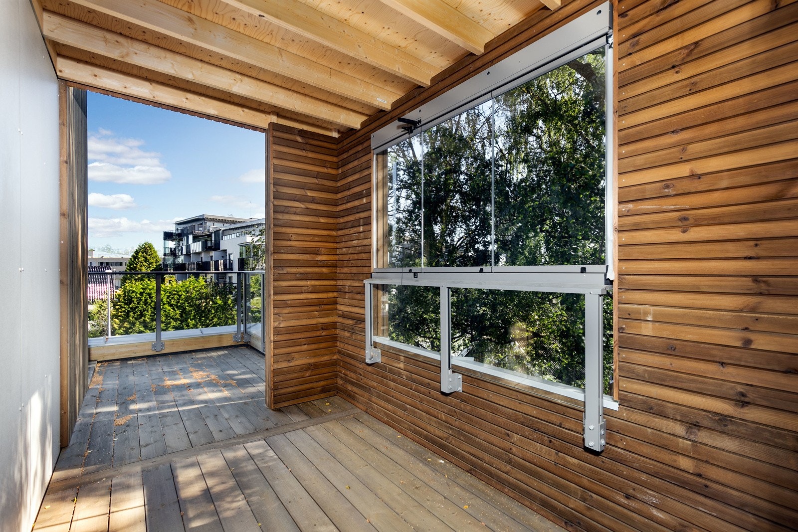 Fra stuen har man utgang til 3 flotte balkonger på ca. 35 kvm, samt en delvis innglasset balkong på 6,1 kvm. Galleribilde