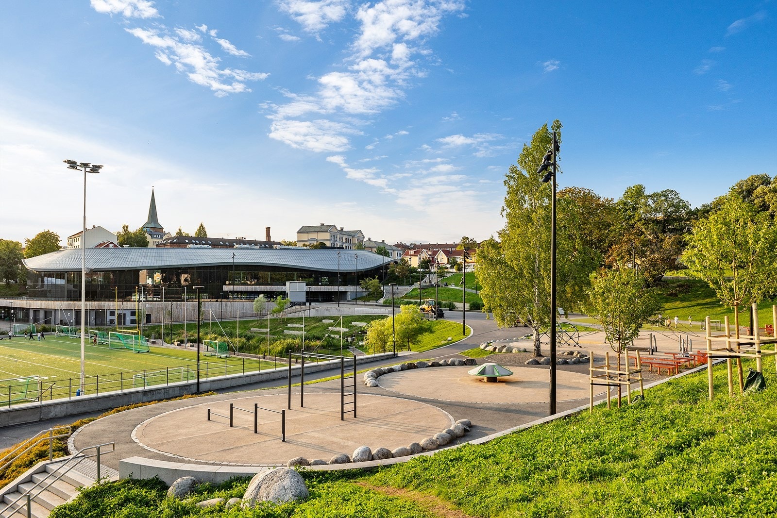 Nye Jordal Amfi ligger i nærheten og byr på kunstgressbane, skøytehall, skatepark og en stor lekeplass. Galleribilde