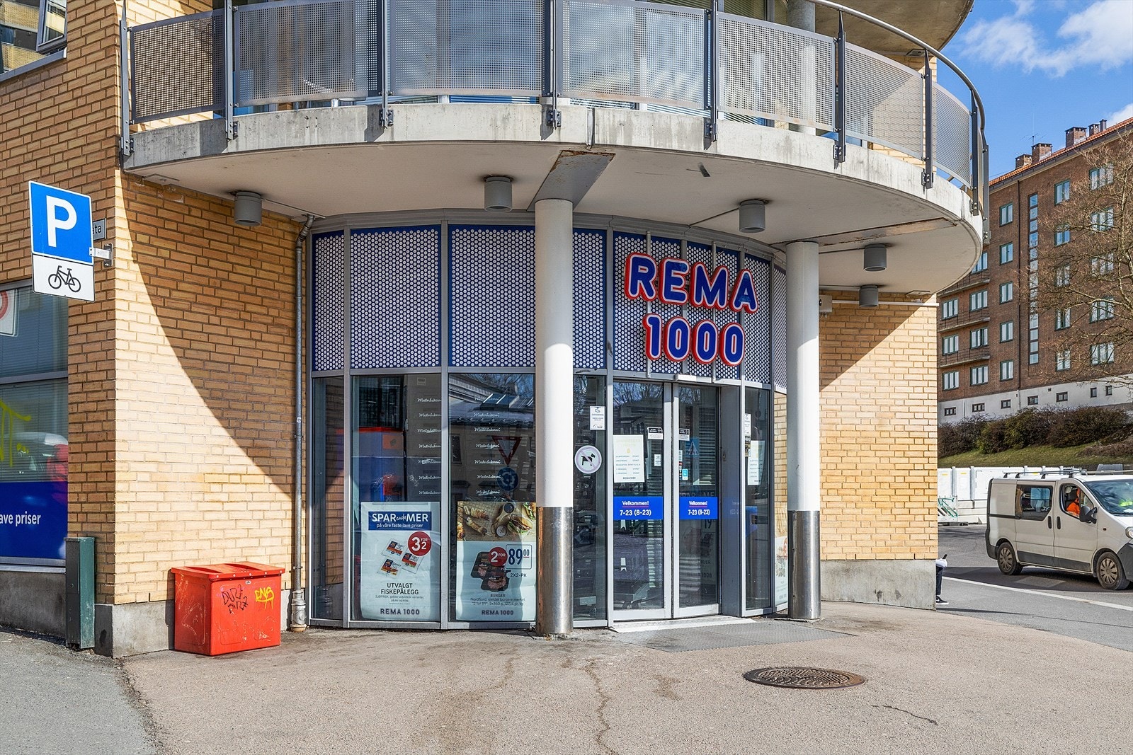 Dagligvarehandelen kan enkelt gjøres på Kiwi, Rema 1000 og Coop Extra, sistnevnte med post-i-butikk. Galleribilde
