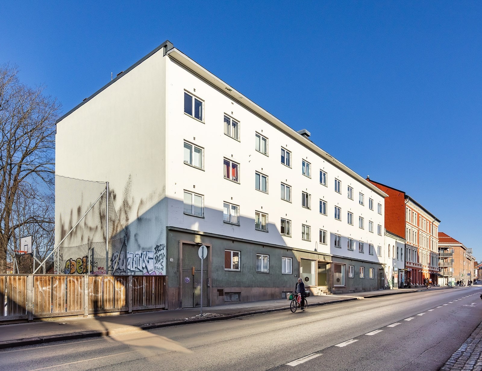 Området er svært godt tilrettelagt for kollektivtransport. 37-bussen stopper rett utenfor, mens busslinjene 100 og 110 har også holdeplass like ved. Galleribilde