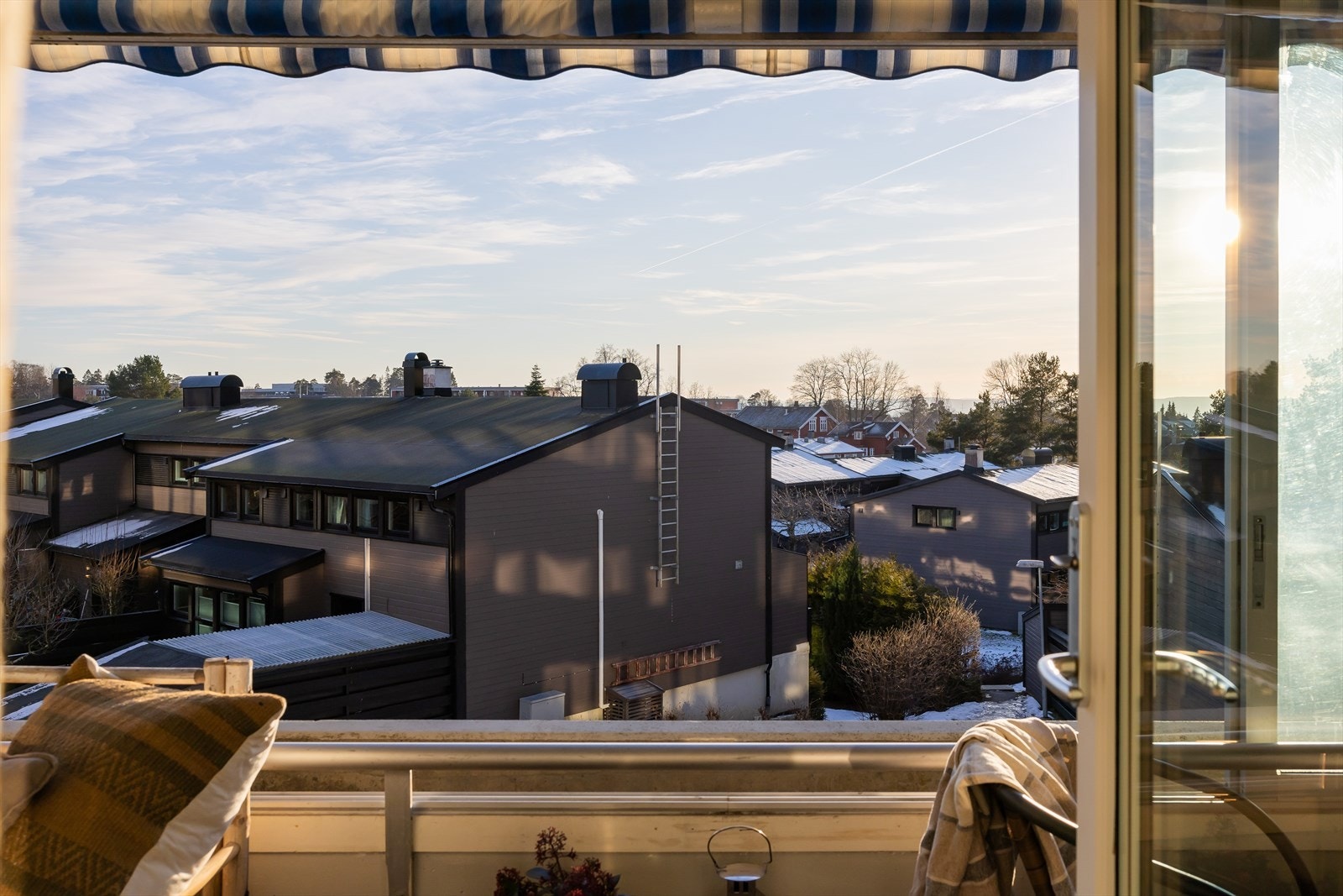 Usjenert og solrik terrasse. Galleribilde
