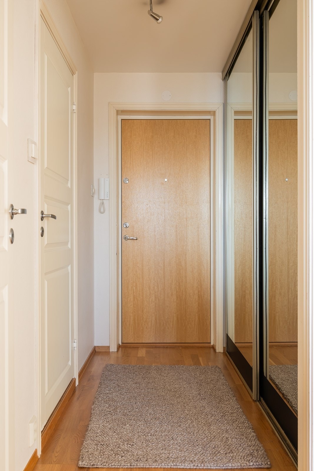 Entré med skyvedørsgarderobe med speilfronter. Galleribilde